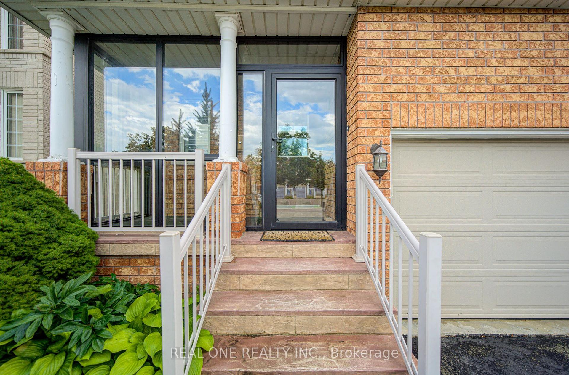 Photo 2 of 191 Drummond Drive, Vaughan, Maple — HOMEH