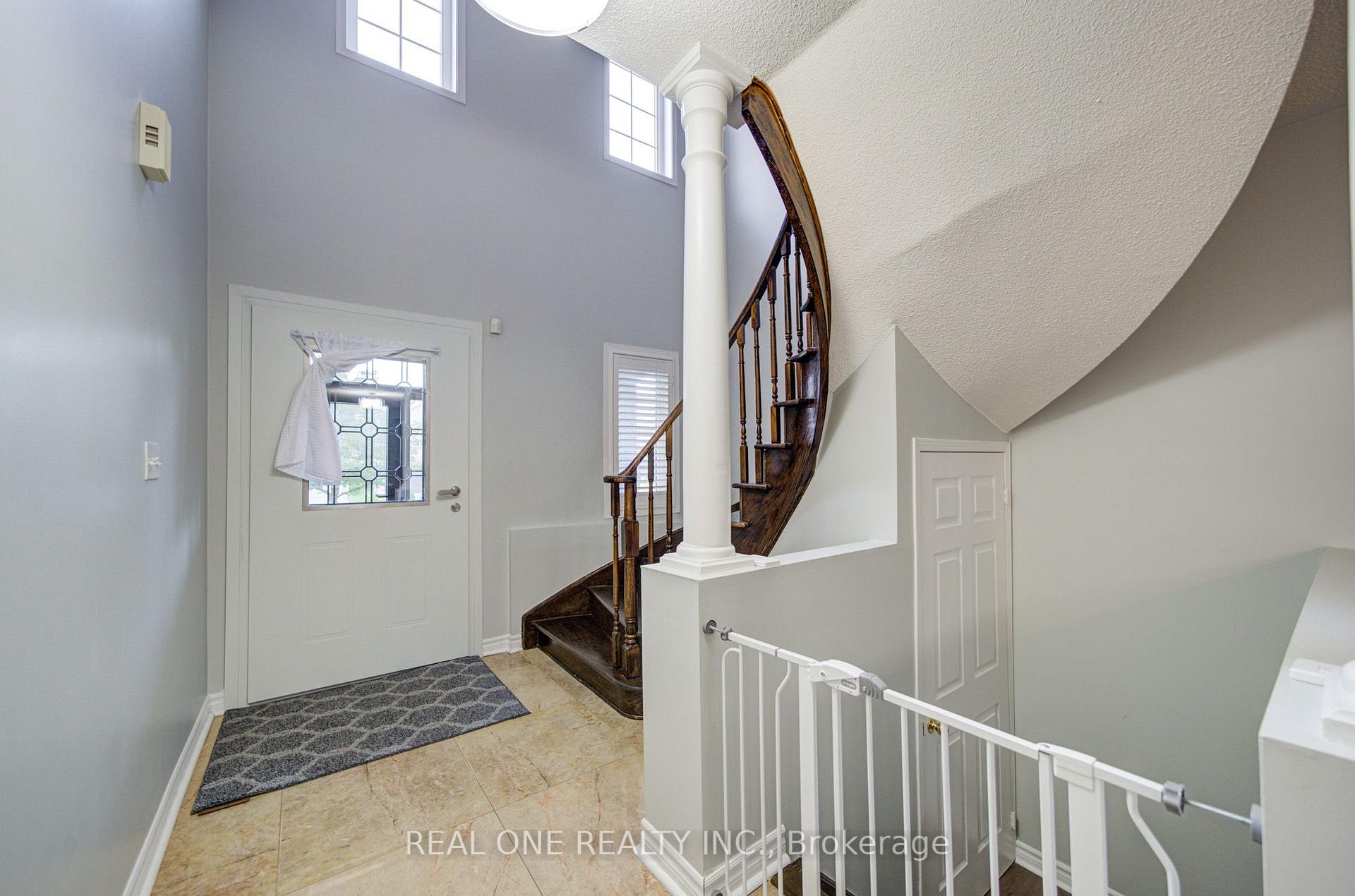 Photo 3 of 191 Drummond Drive, Vaughan, Maple — HOMEH