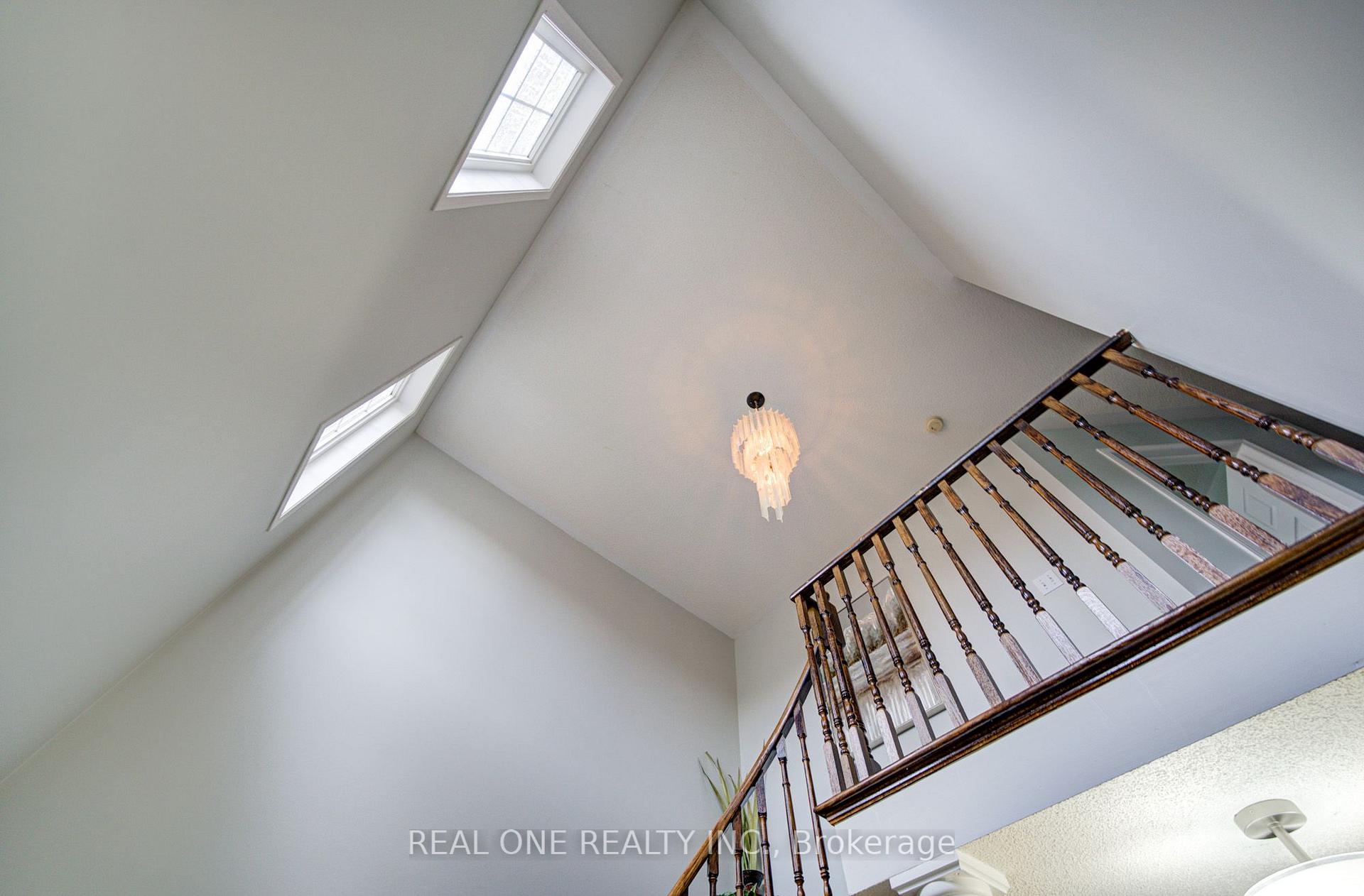 Photo 4 of 191 Drummond Drive, Vaughan, Maple — HOMEH