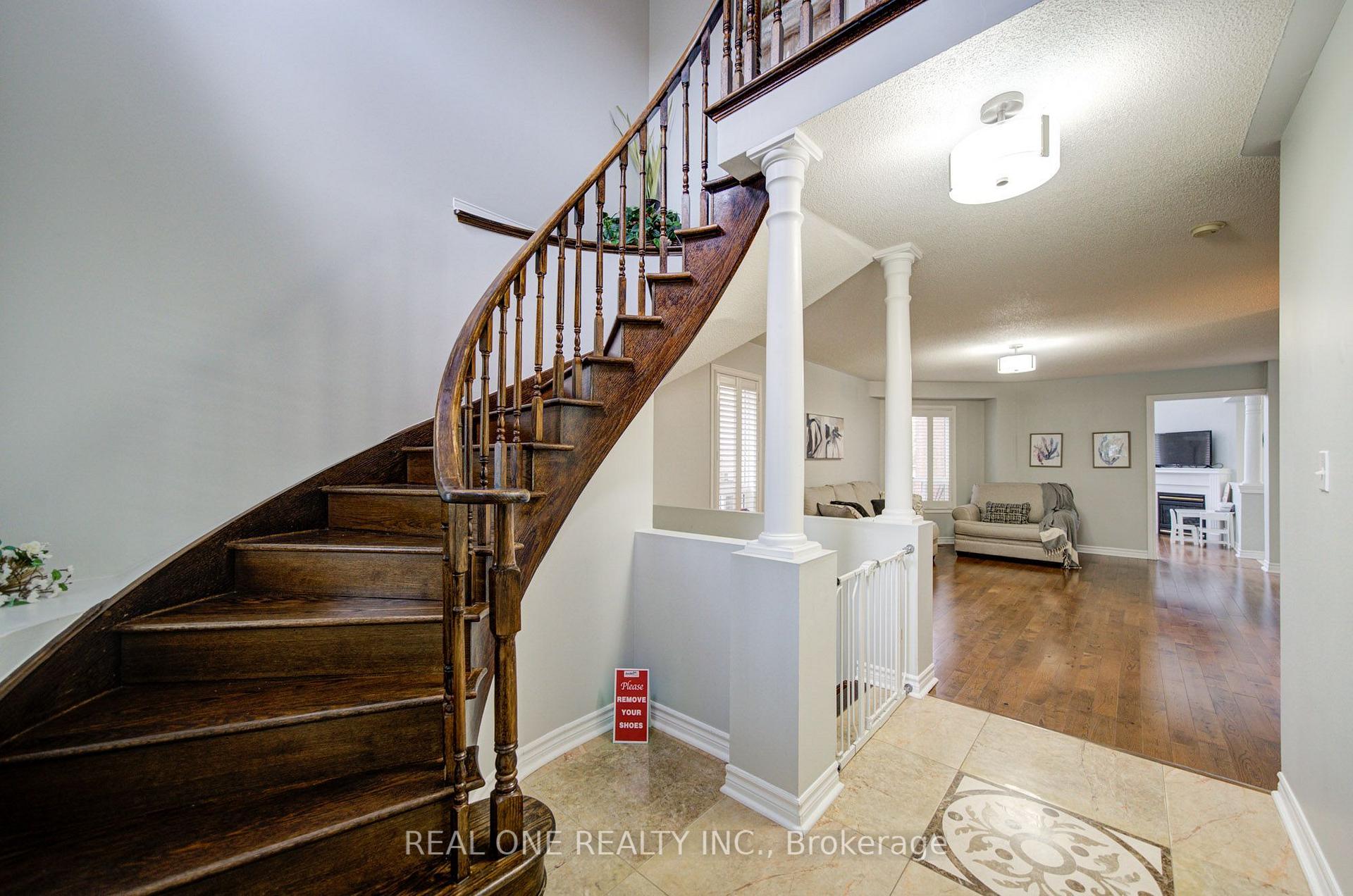 Photo 5 of 191 Drummond Drive, Vaughan, Maple — HOMEH