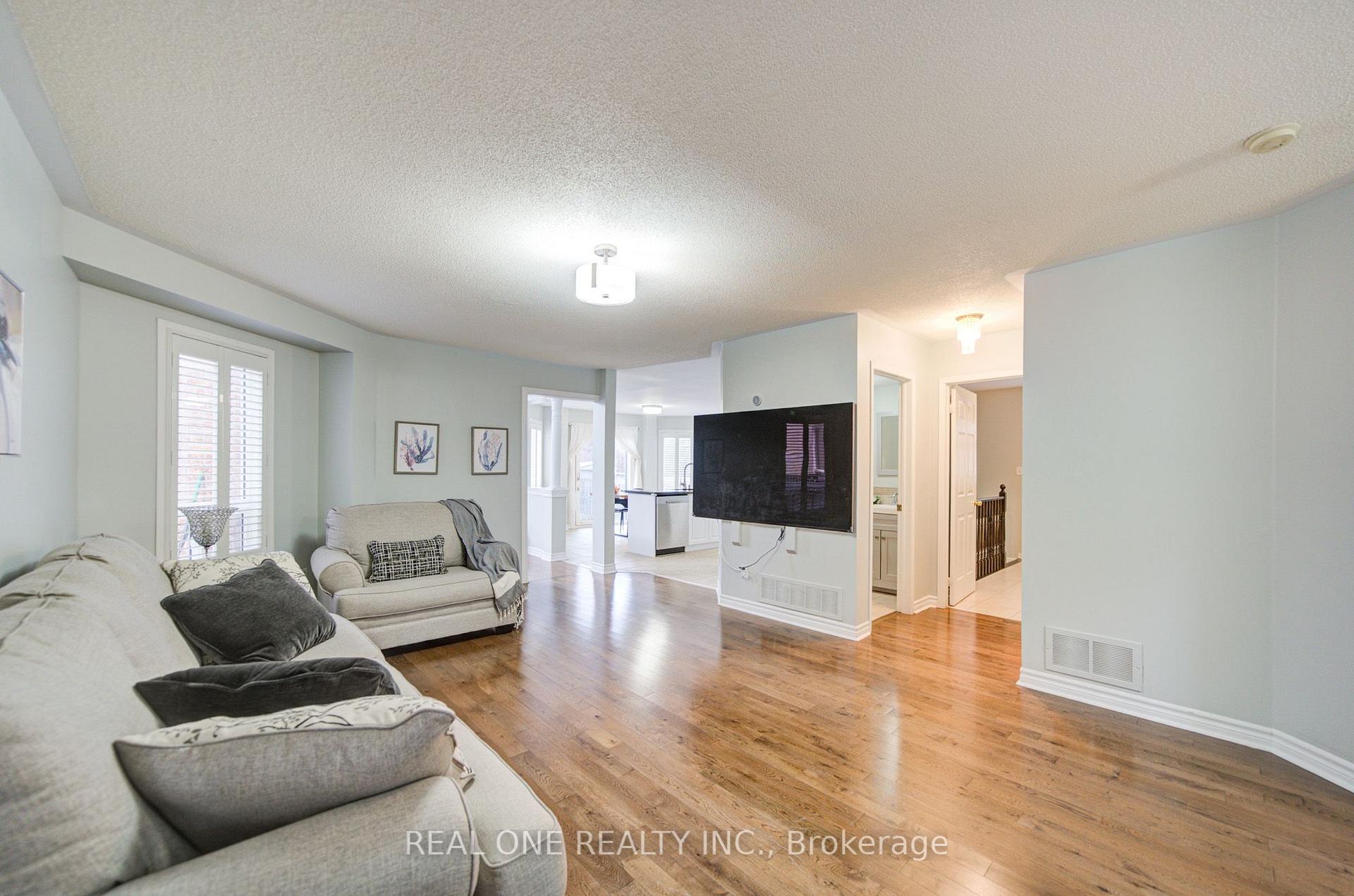 Photo 6 of 191 Drummond Drive, Vaughan, Maple — HOMEH