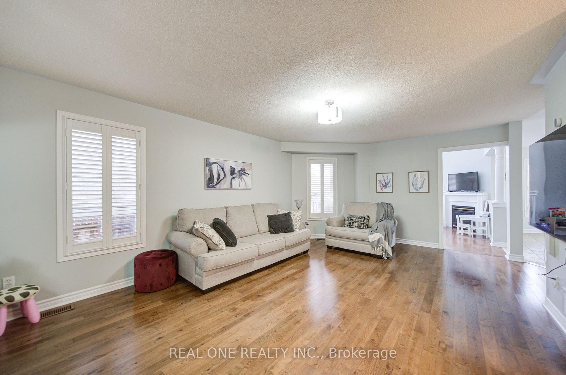 Photo 7 of 191 Drummond Drive, Vaughan, Maple — HOMEH