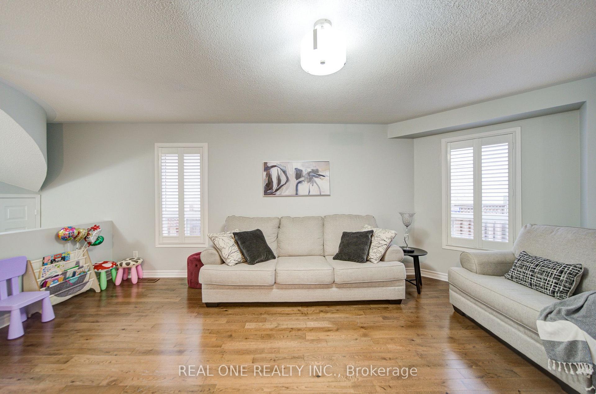 Photo 8 of 191 Drummond Drive, Vaughan, Maple — HOMEH