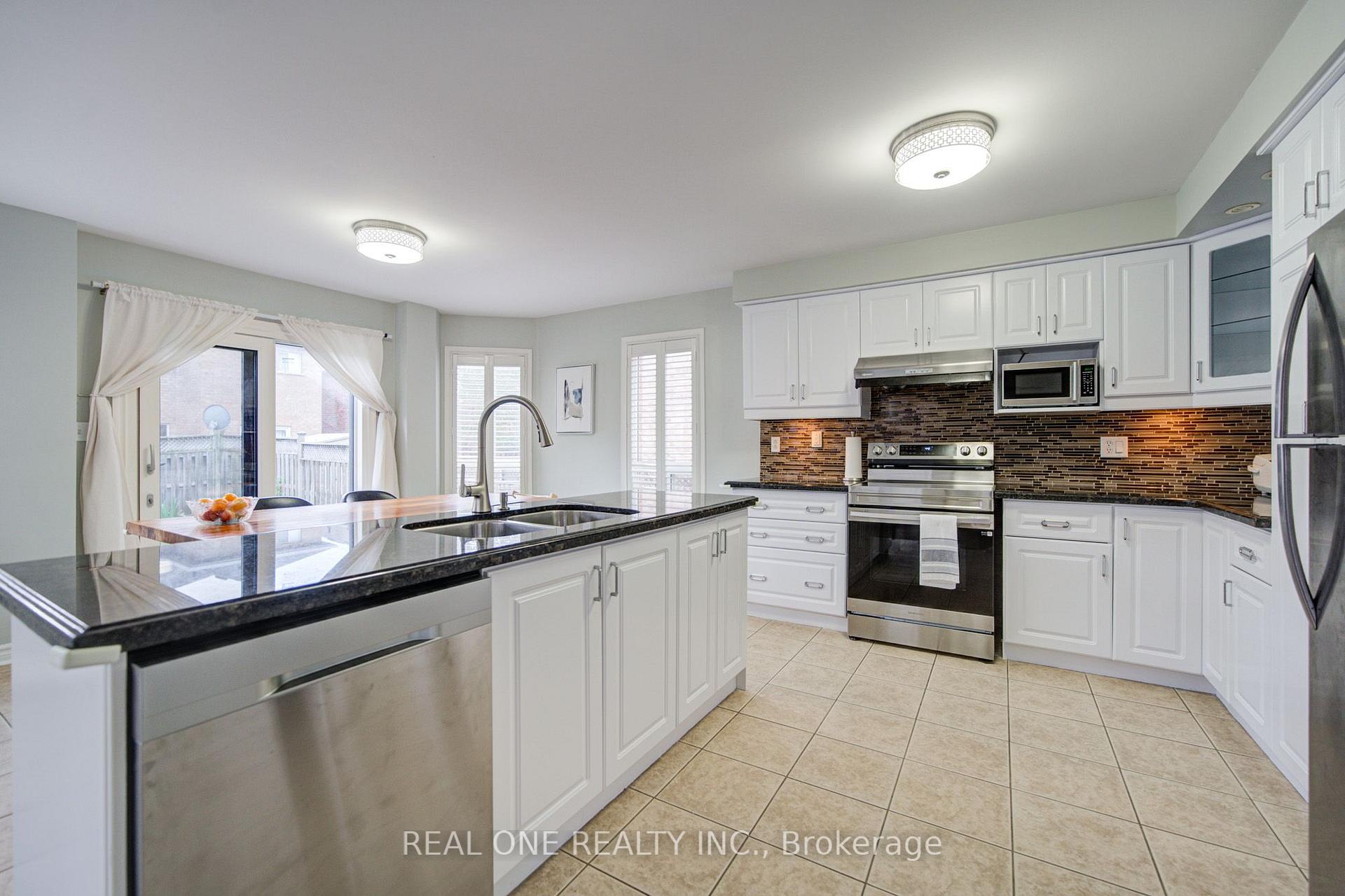 Photo 11 of 191 Drummond Drive, Vaughan, Maple — HOMEH