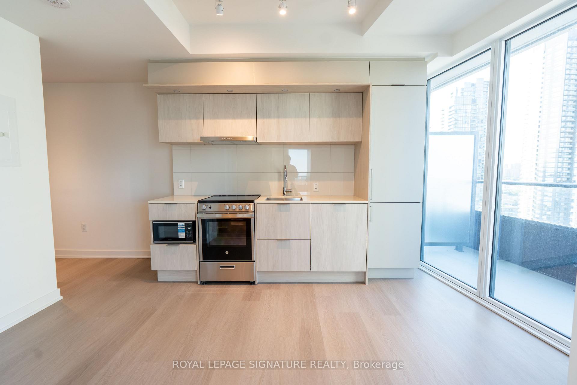 Photo 5 of Unit 1807, 448 Burnhamthorpe Road W, Mississauga, City Centre — HOMEH