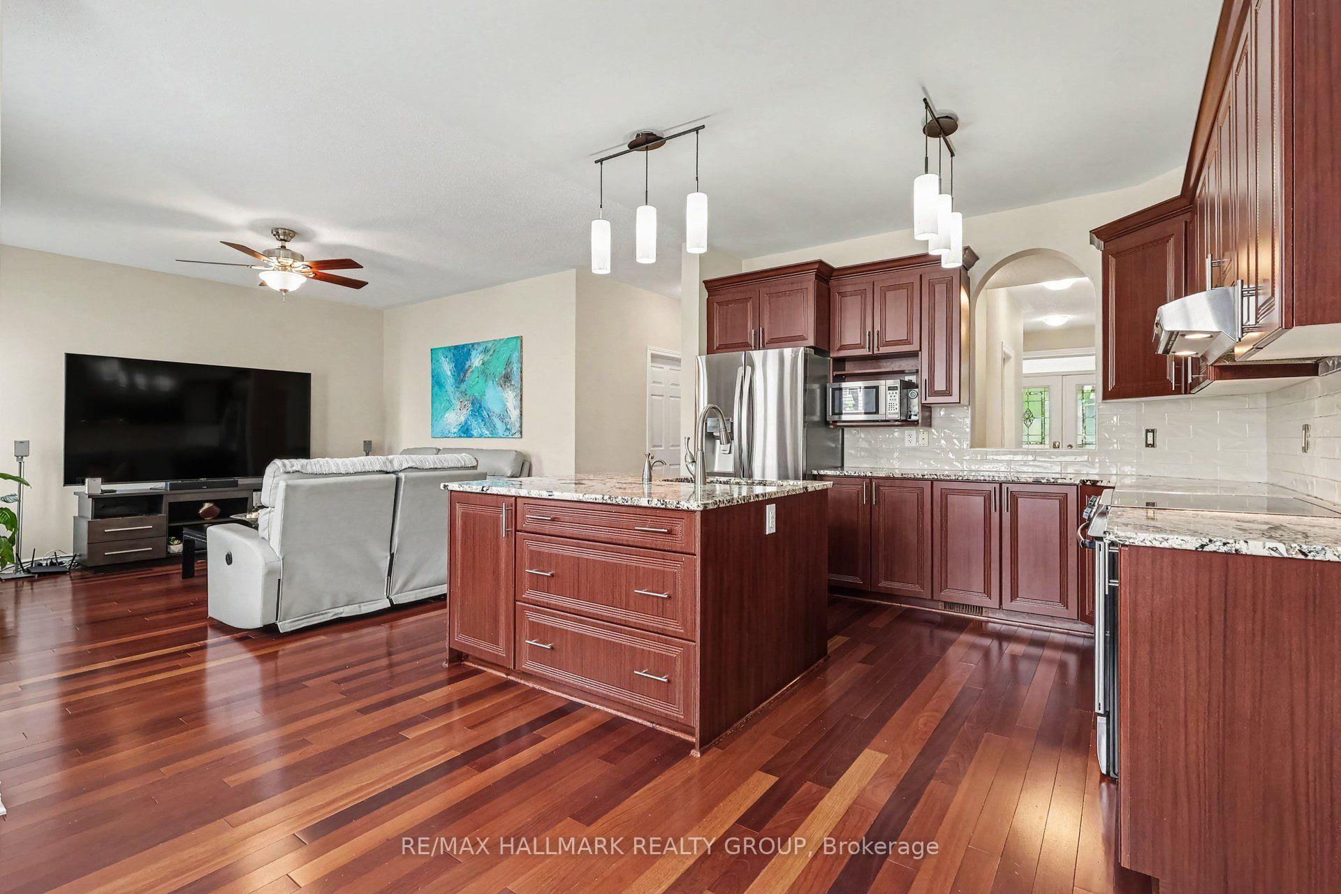 Photo 7 of 302 Grayburn Way, Ottawa, Barrhaven - Strandherd — HOMEH