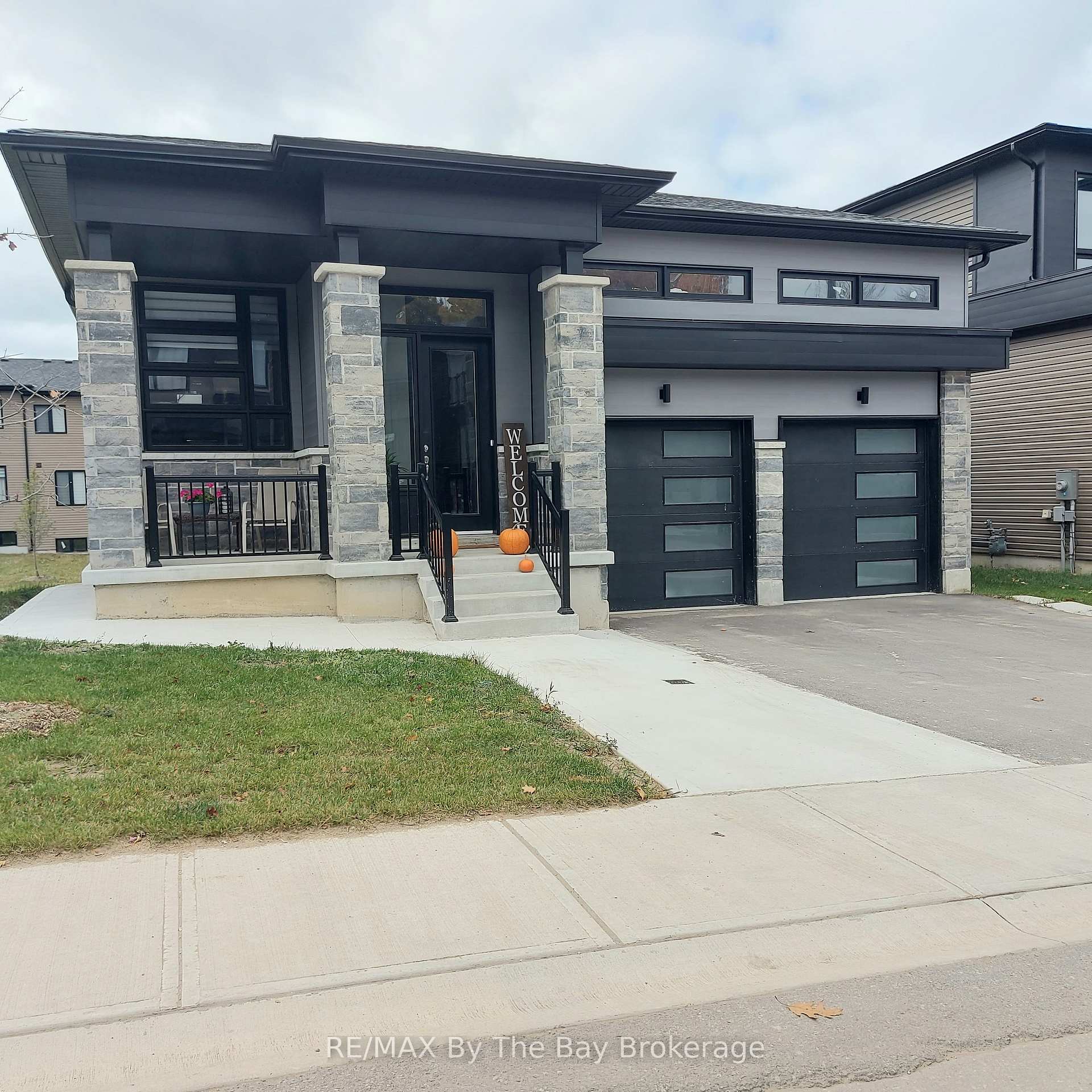 Photo 1 of Unit UPPER, 92 Berkely Street, Wasaga Beach — HOMEH