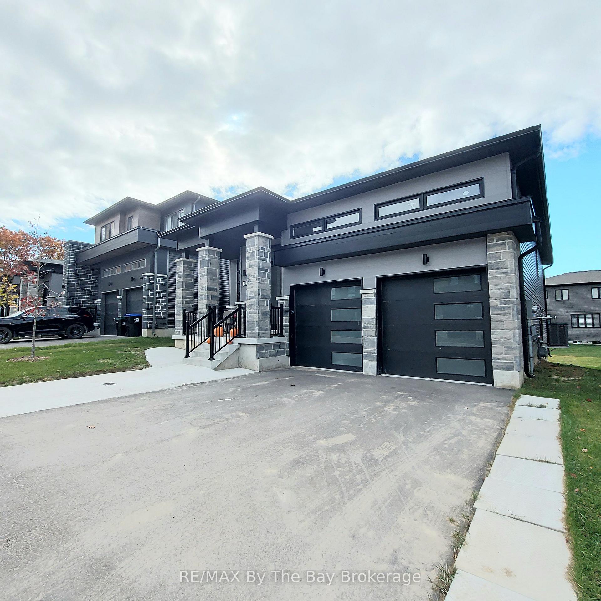 Photo 2 of Unit UPPER, 92 Berkely Street, Wasaga Beach — HOMEH