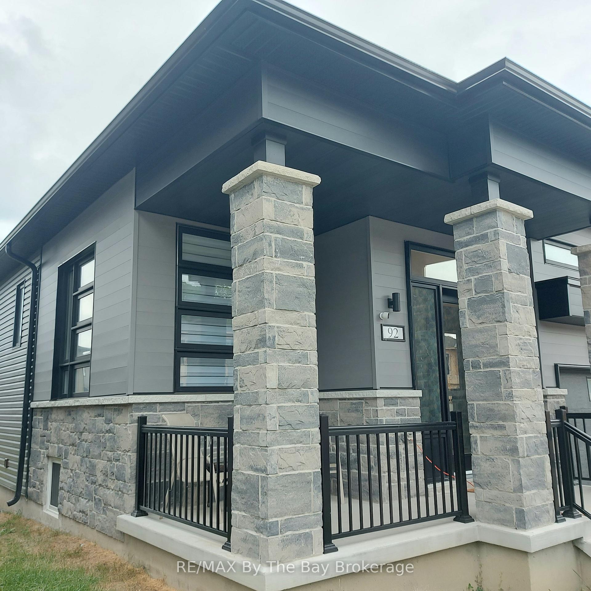 Photo 3 of Unit UPPER, 92 Berkely Street, Wasaga Beach — HOMEH
