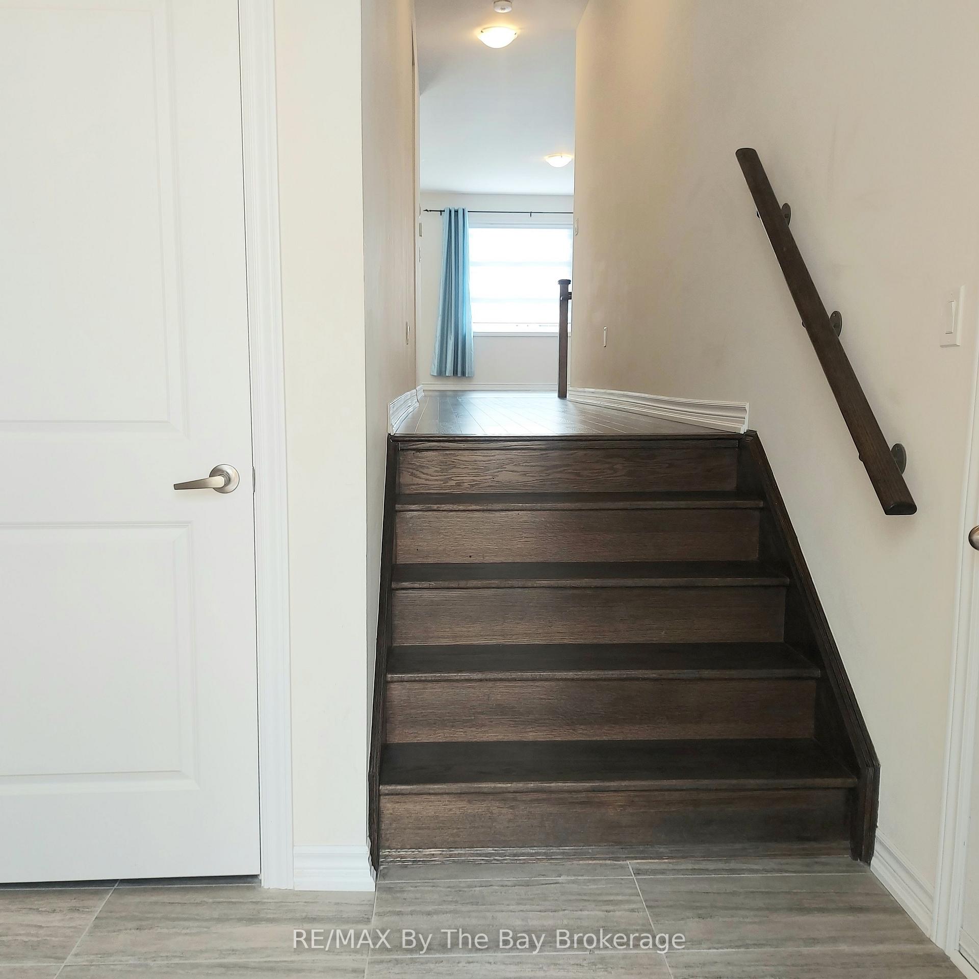 Photo 4 of Unit UPPER, 92 Berkely Street, Wasaga Beach — HOMEH
