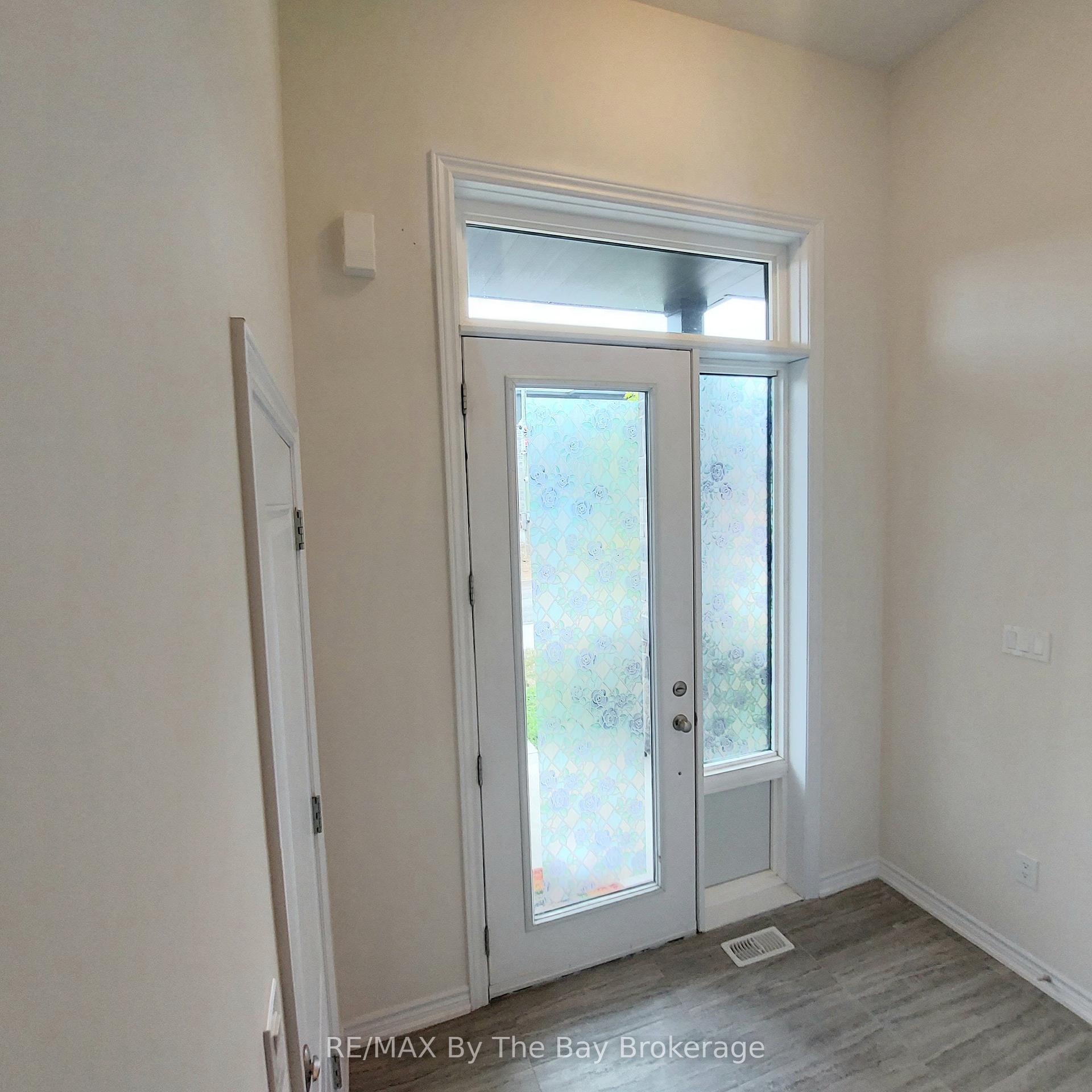 Photo 5 of Unit UPPER, 92 Berkely Street, Wasaga Beach — HOMEH