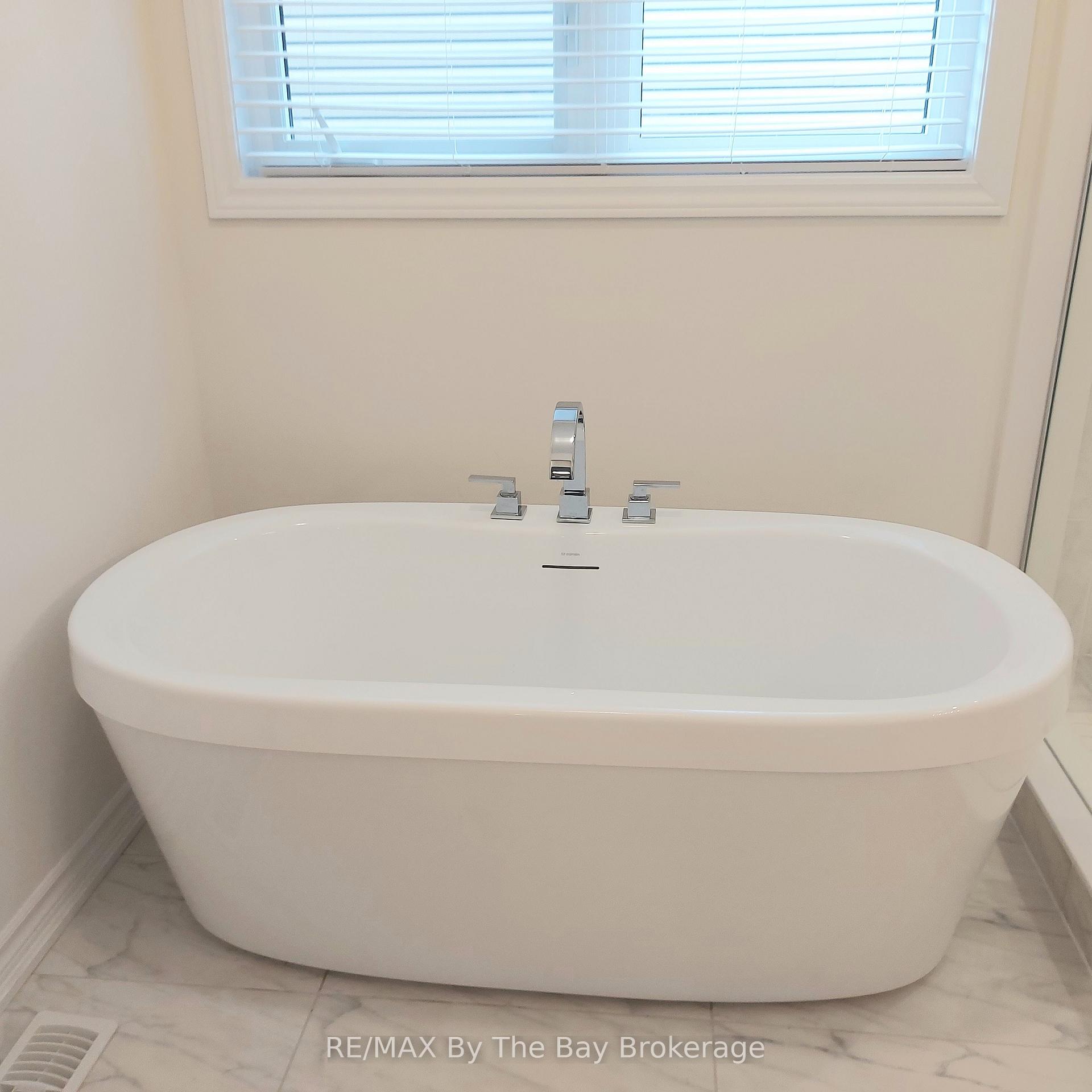 Photo 16 of Unit UPPER, 92 Berkely Street, Wasaga Beach — HOMEH