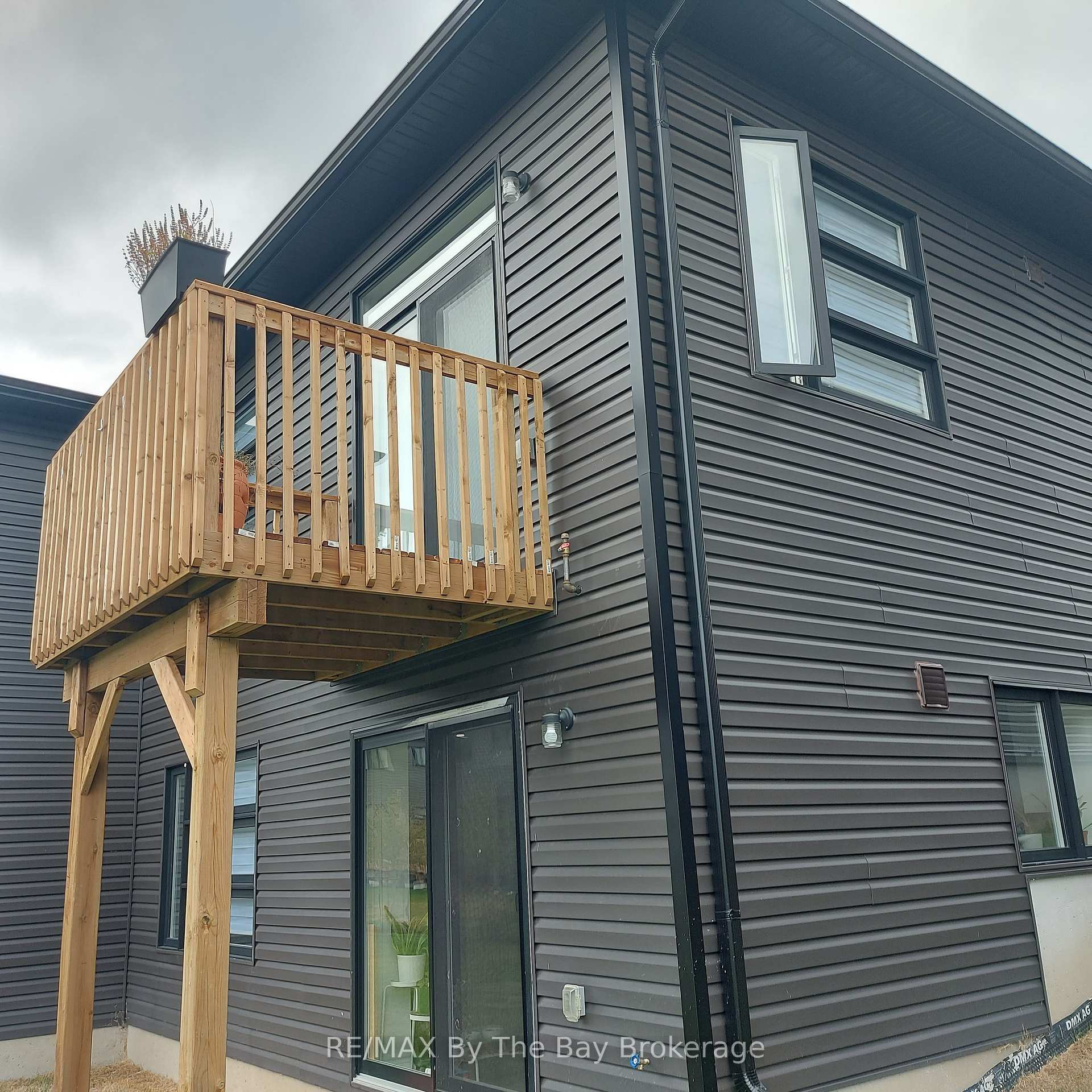 Photo 31 of Unit UPPER, 92 Berkely Street, Wasaga Beach — HOMEH