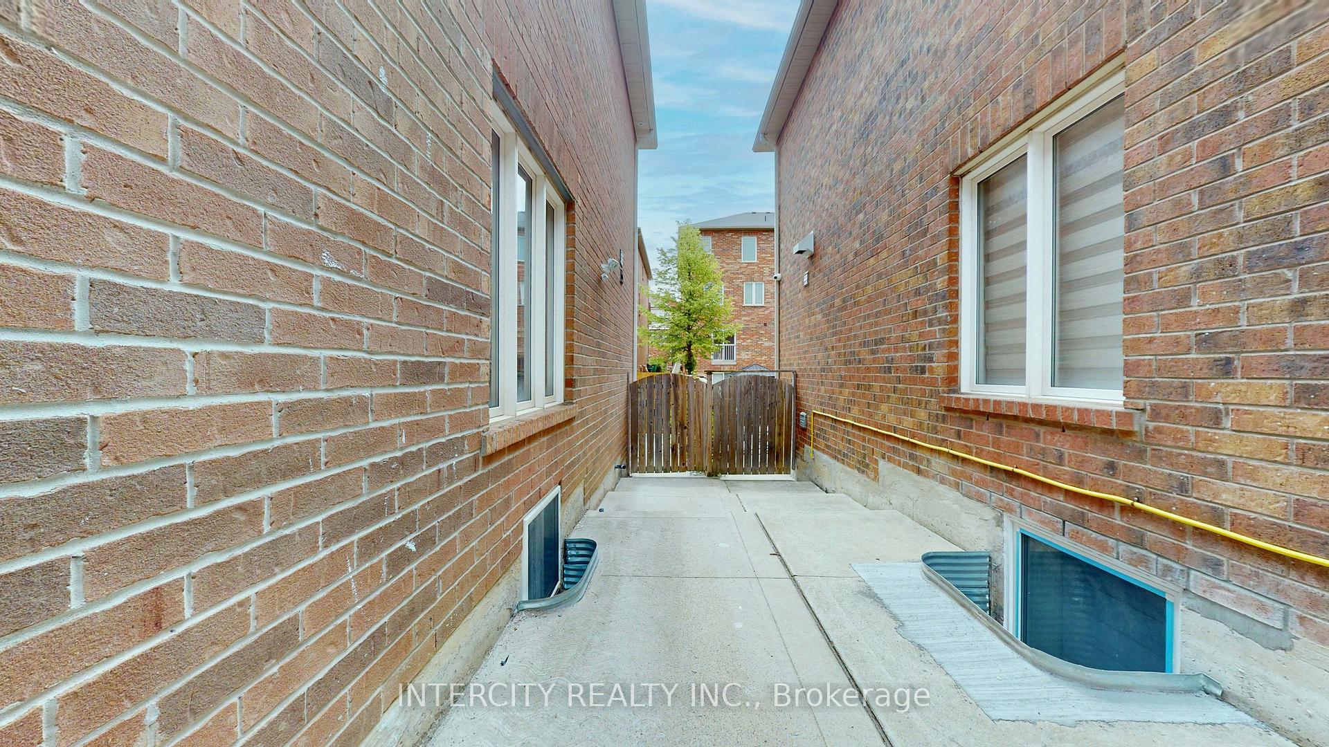 Photo 3 of Unit Lower, 392 Derrydale Drive, Mississauga, Meadowvale Village — HOMEH