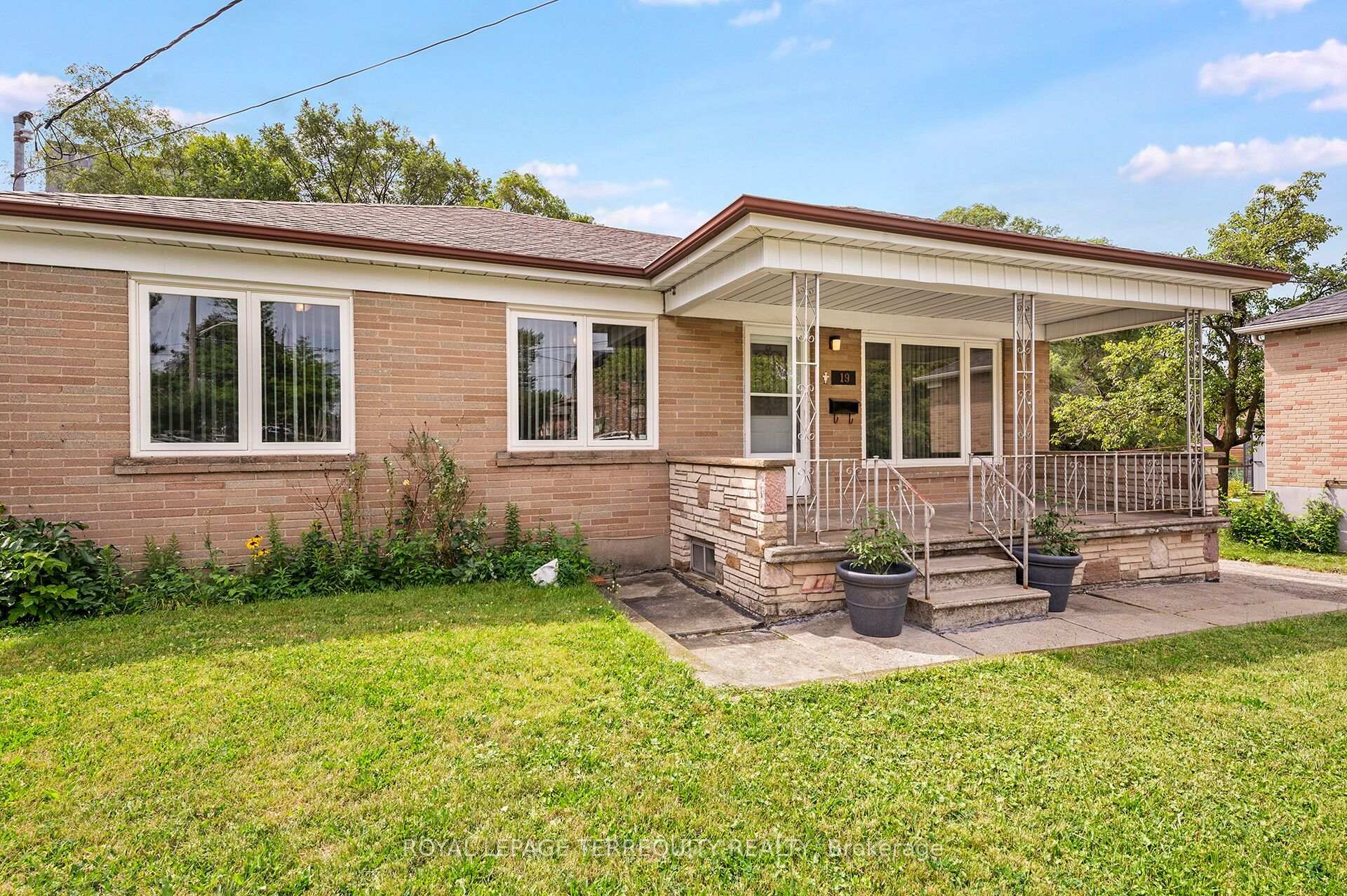 Photo 1 of 19 Battersea Crescent, North York, Maple Leaf — HOMEH