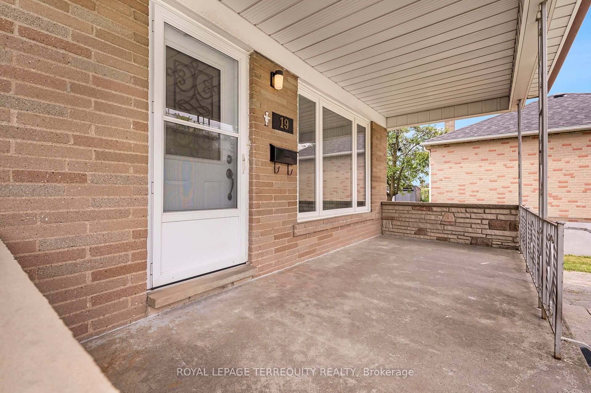 Photo 2 of 19 Battersea Crescent, North York, Maple Leaf — HOMEH