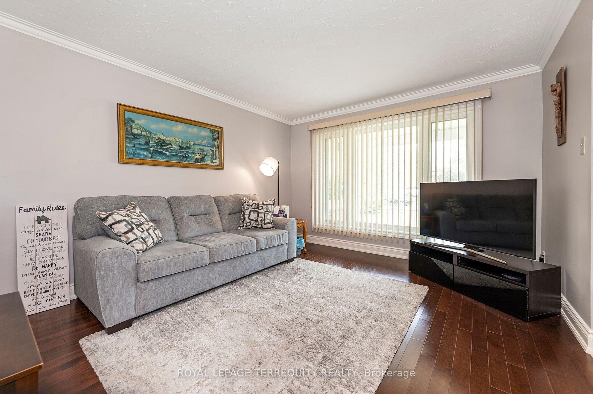 Photo 4 of 19 Battersea Crescent, North York, Maple Leaf — HOMEH