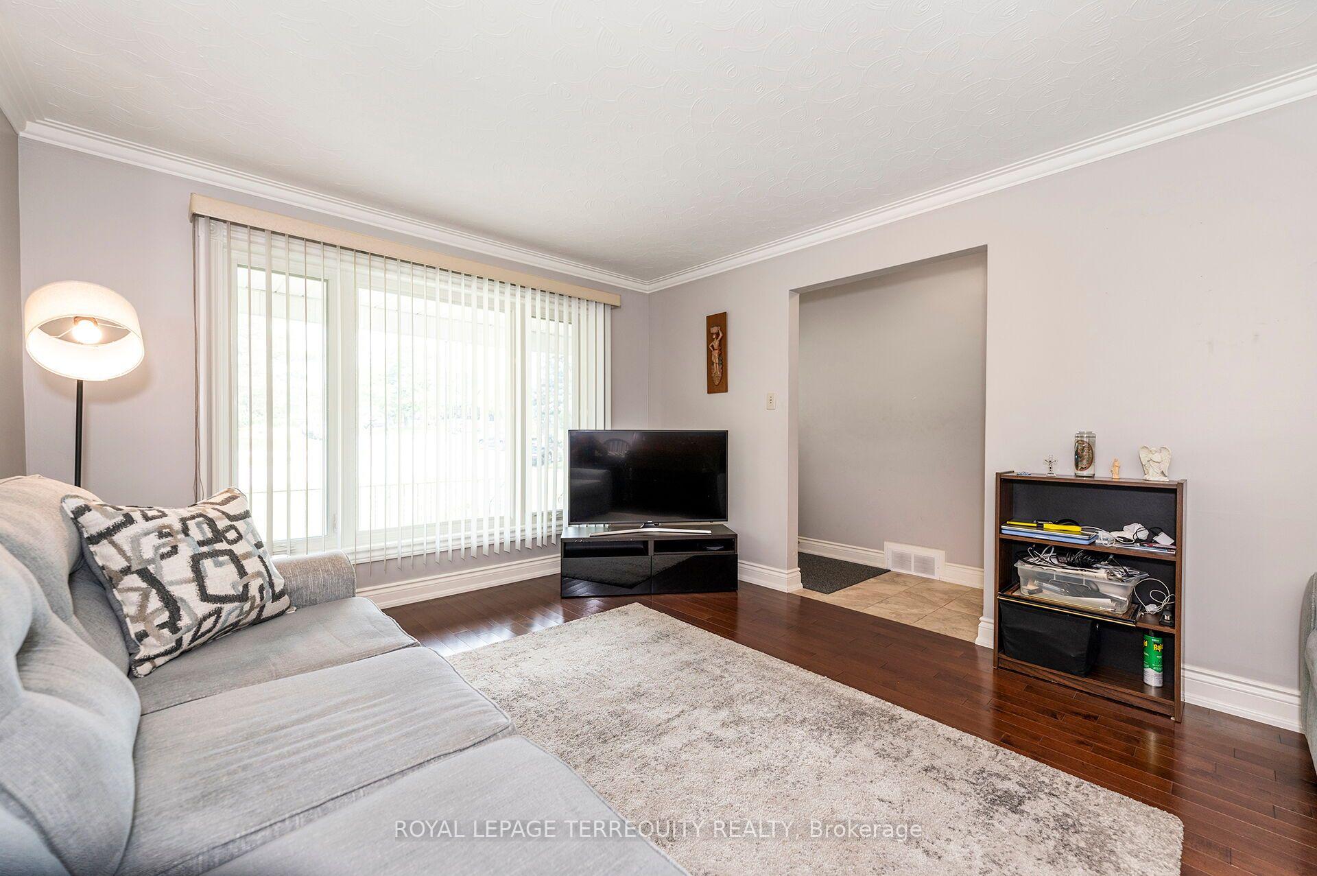 Photo 5 of 19 Battersea Crescent, North York, Maple Leaf — HOMEH