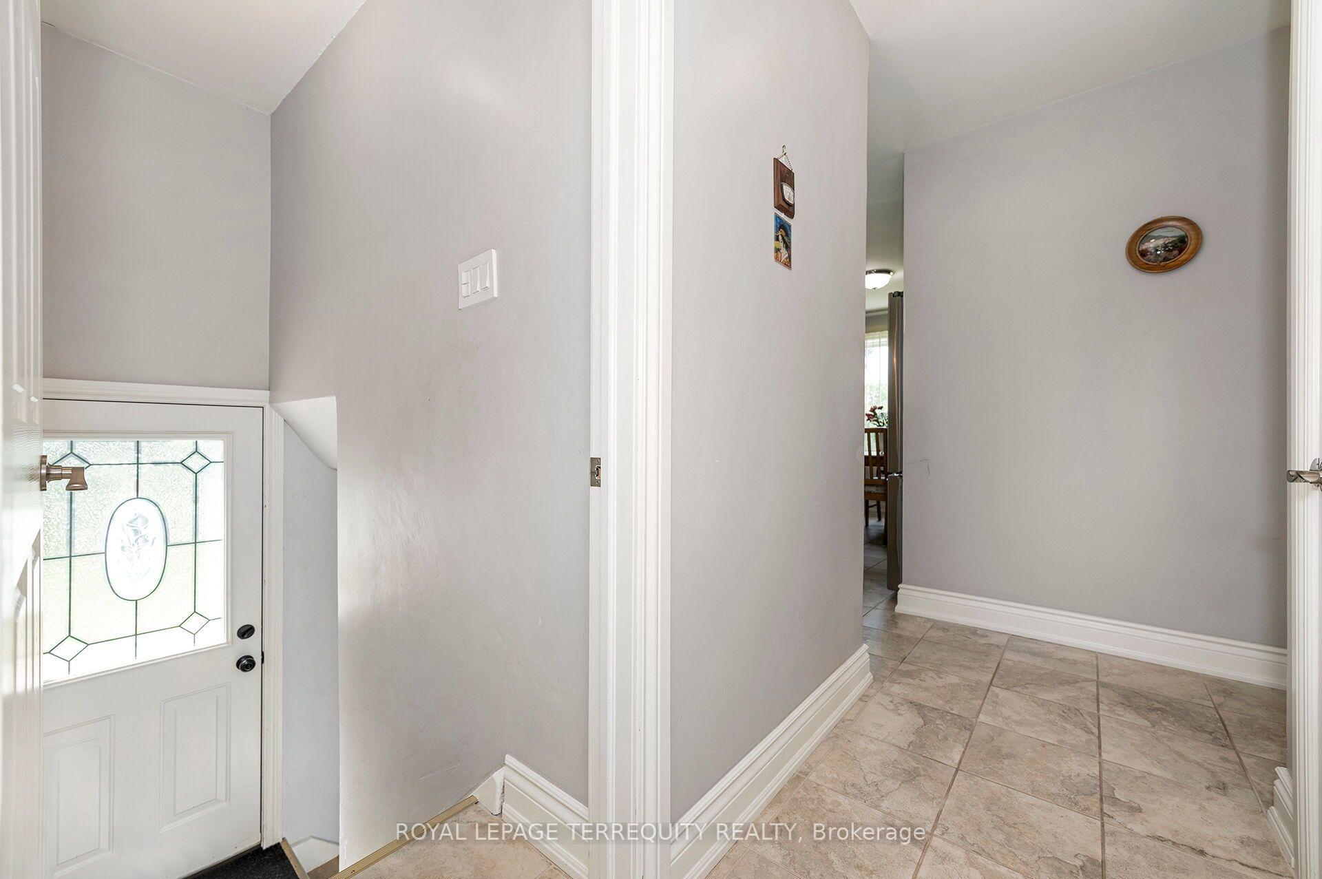 Photo 14 of 19 Battersea Crescent, North York, Maple Leaf — HOMEH