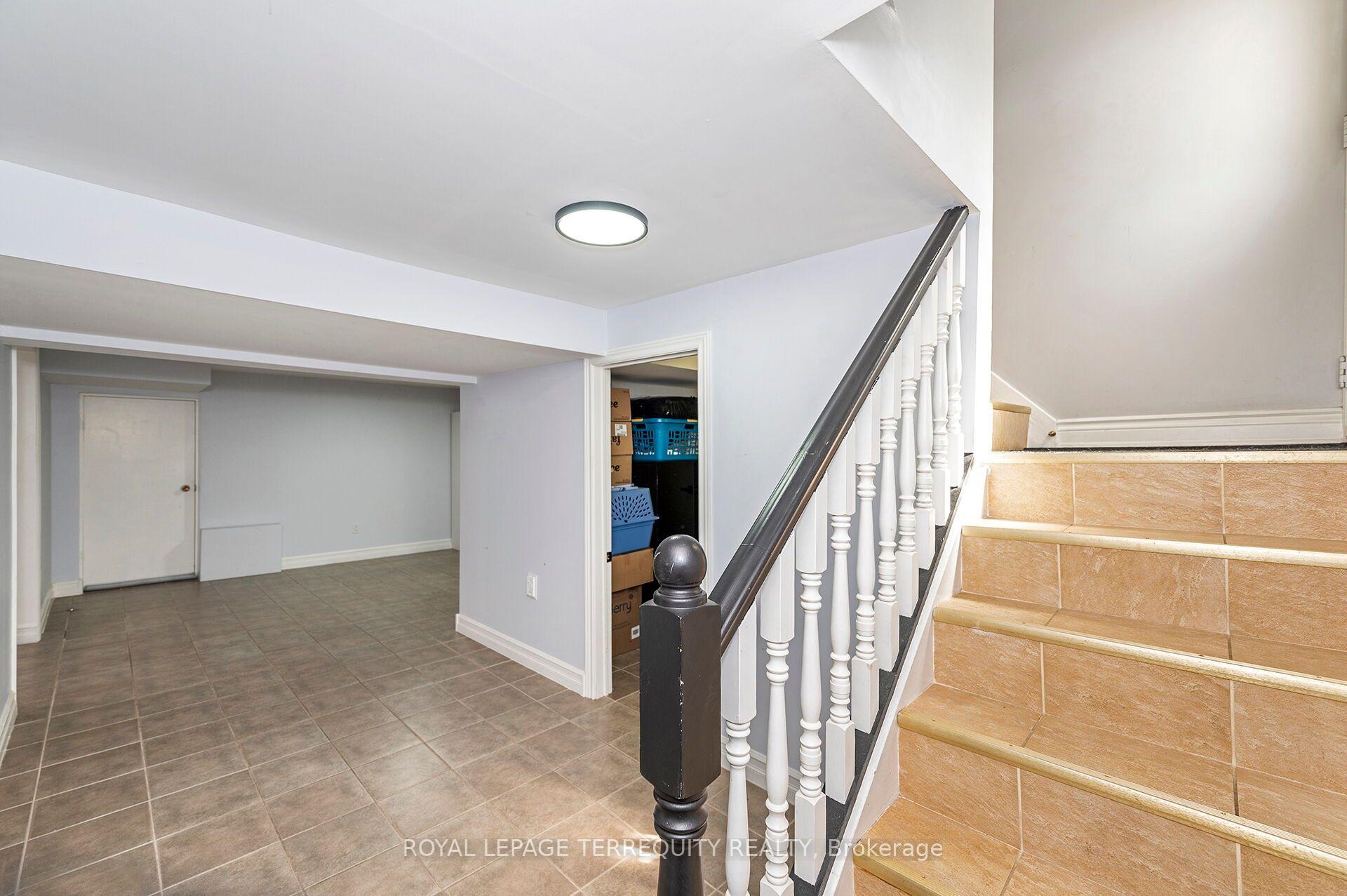 Photo 15 of 19 Battersea Crescent, North York, Maple Leaf — HOMEH