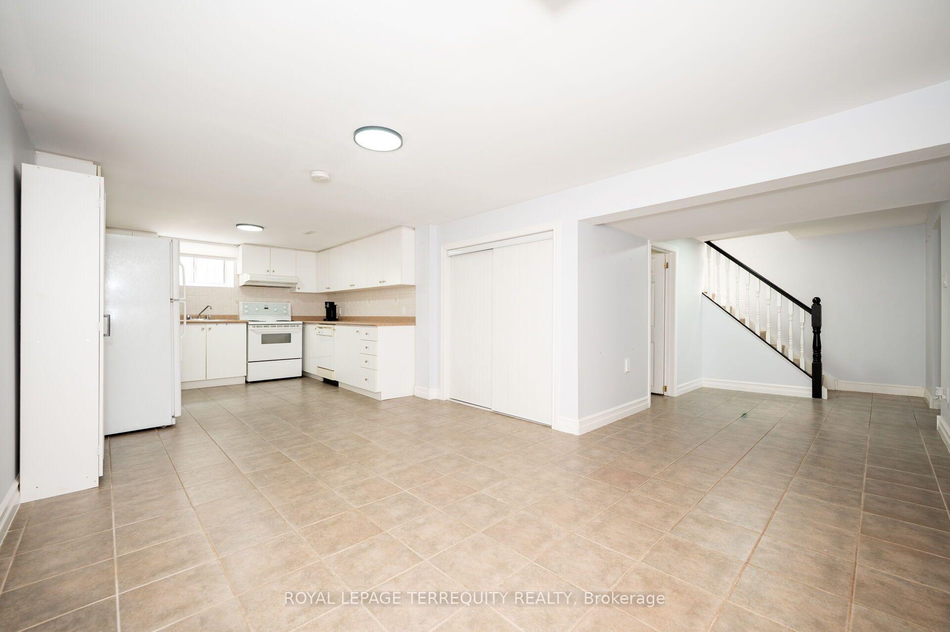 Photo 17 of 19 Battersea Crescent, North York, Maple Leaf — HOMEH