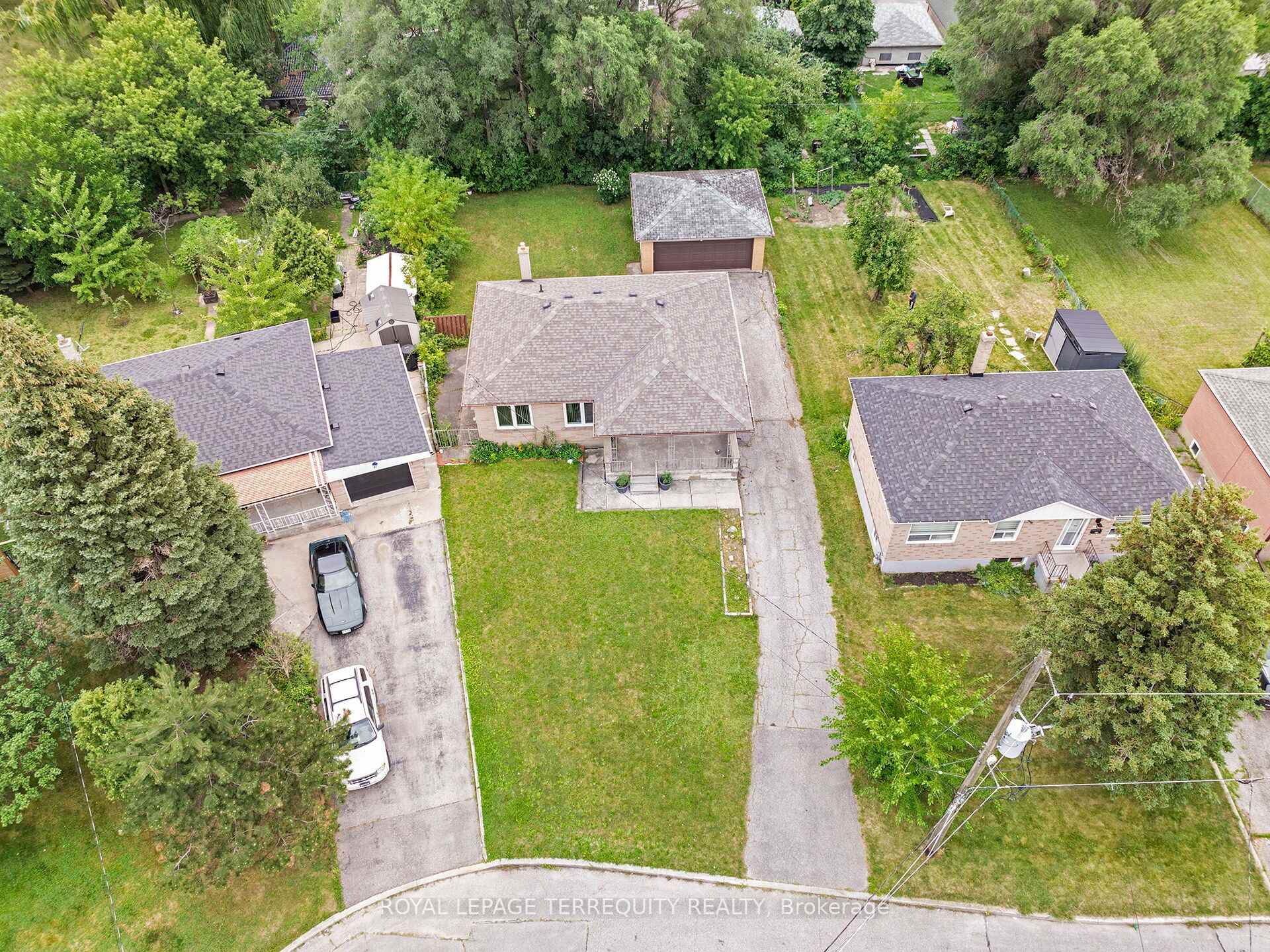 Photo 35 of 19 Battersea Crescent, North York, Maple Leaf — HOMEH