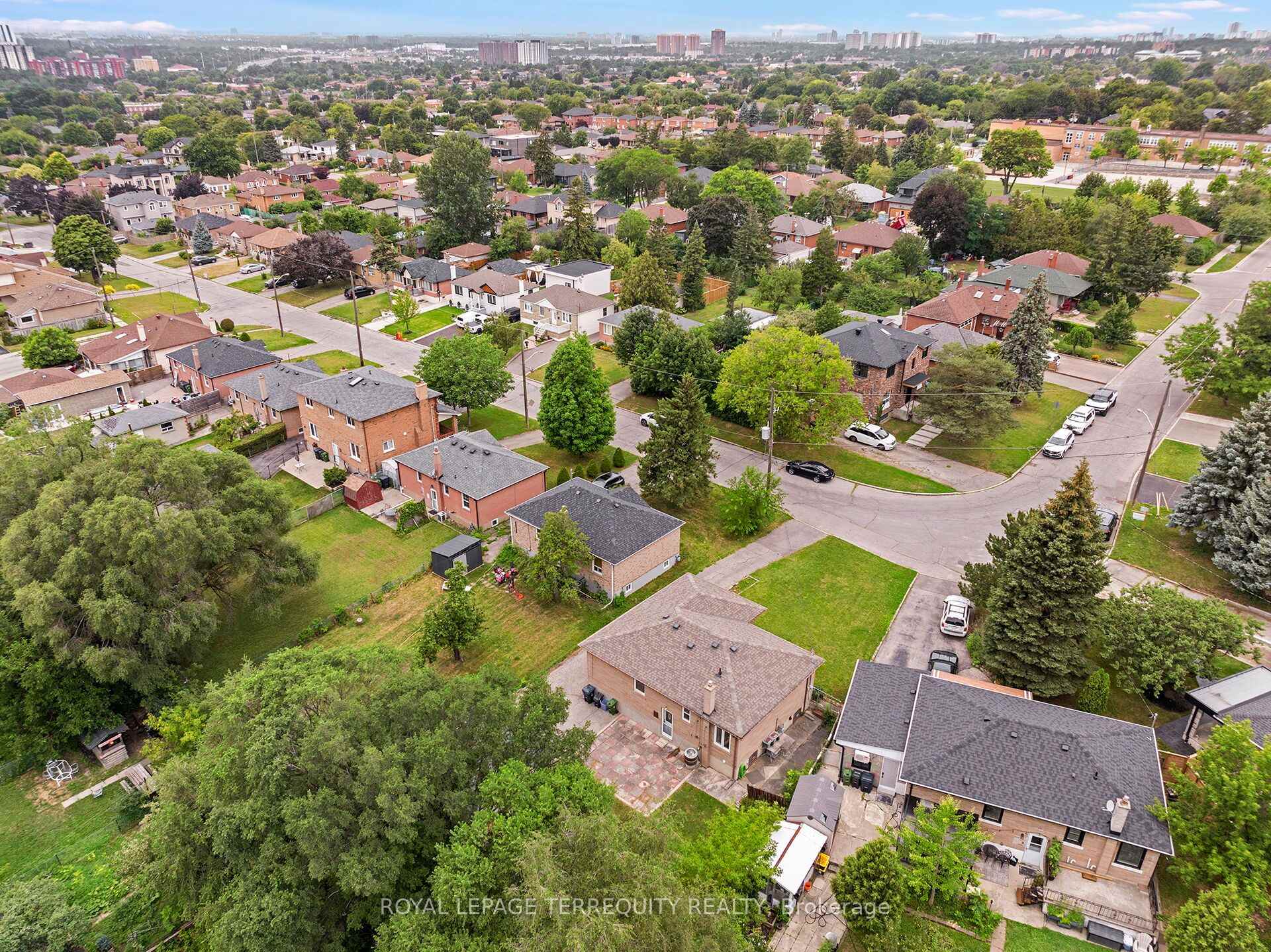 Photo 37 of 19 Battersea Crescent, North York, Maple Leaf — HOMEH