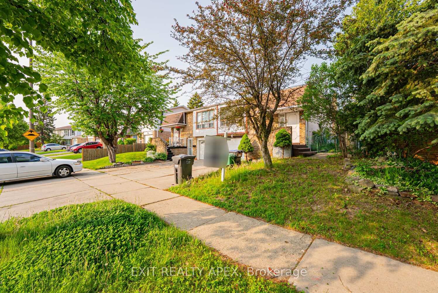 Photo 4 of 122 Centre Street N, Brampton, Brampton North — HOMEH