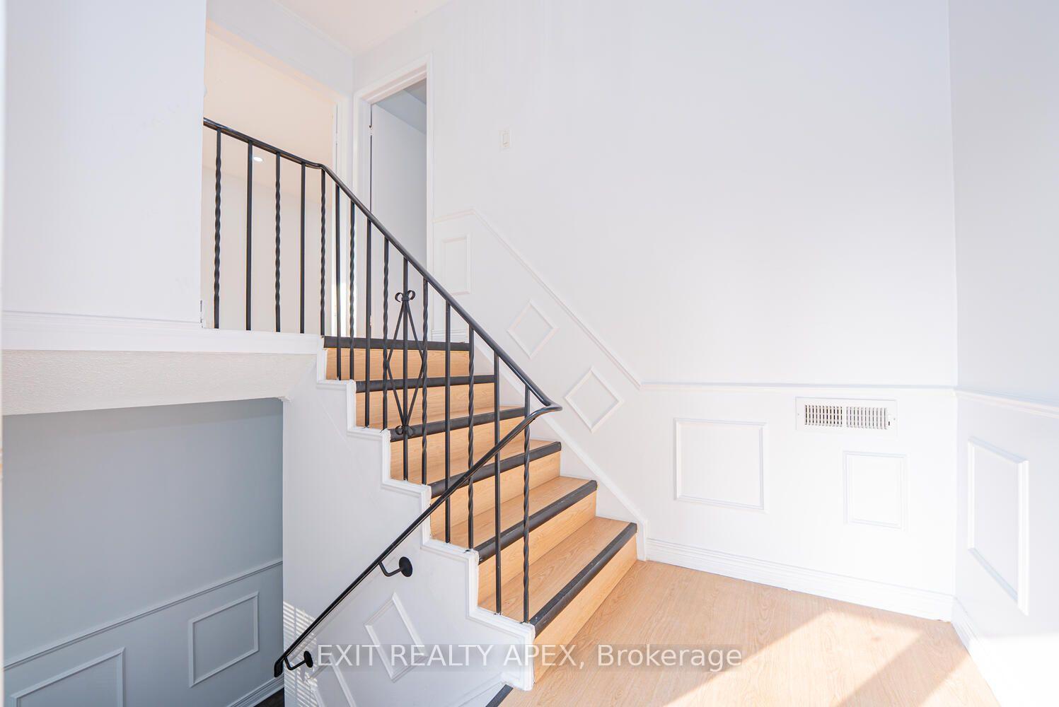 Photo 7 of 122 Centre Street N, Brampton, Brampton North — HOMEH