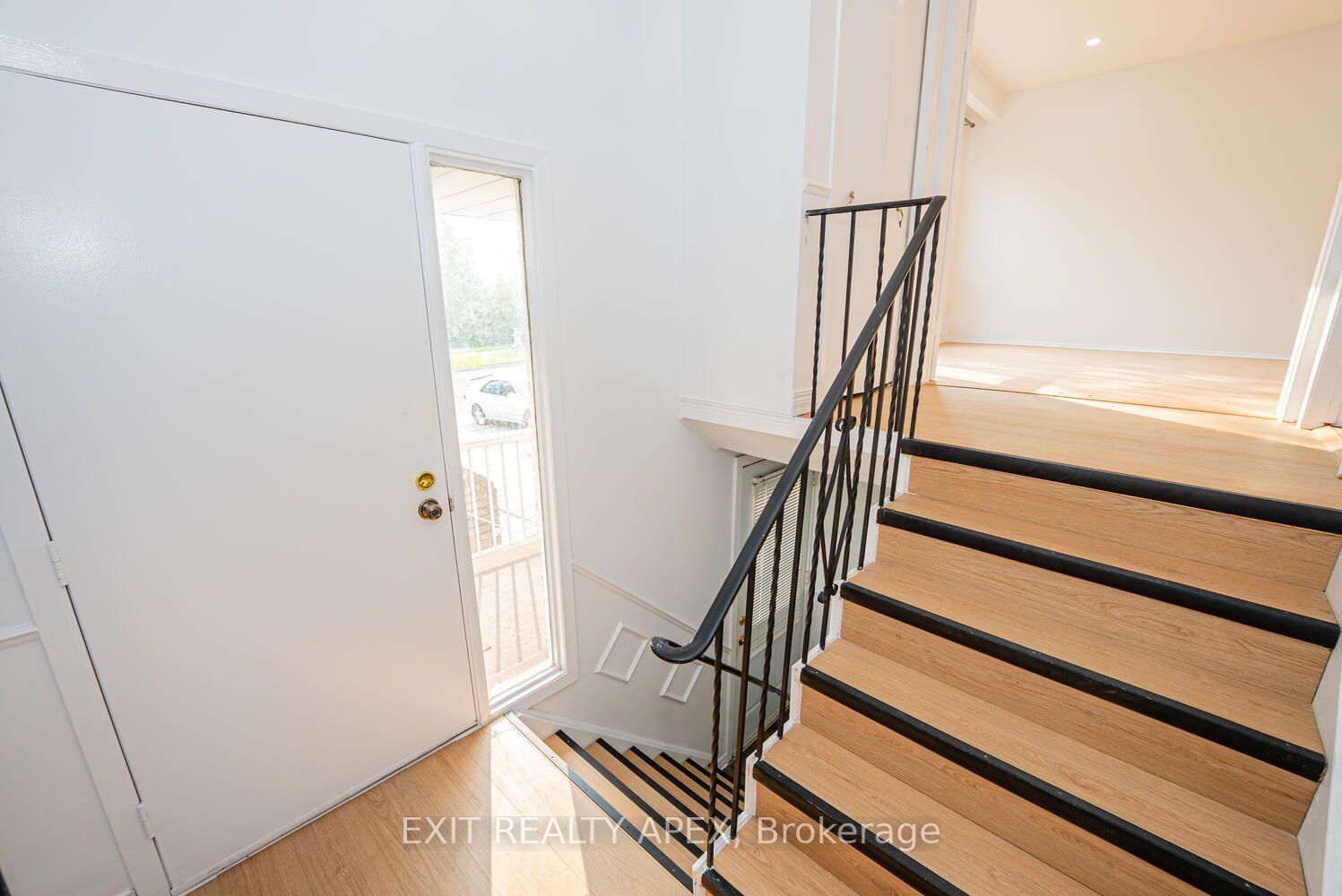 Photo 8 of 122 Centre Street N, Brampton, Brampton North — HOMEH