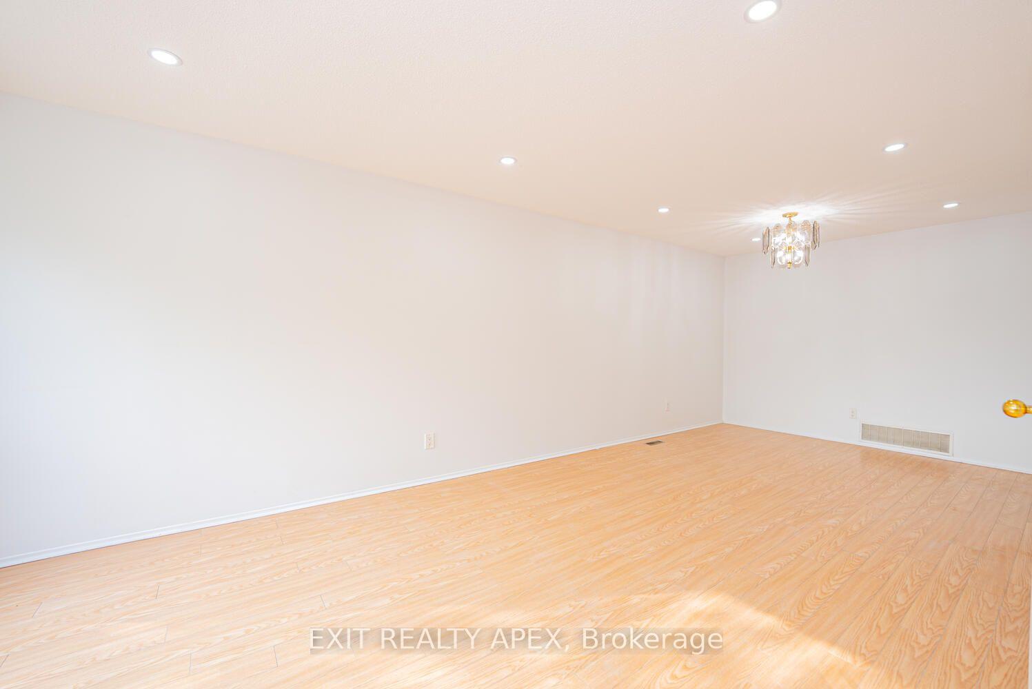Photo 10 of 122 Centre Street N, Brampton, Brampton North — HOMEH