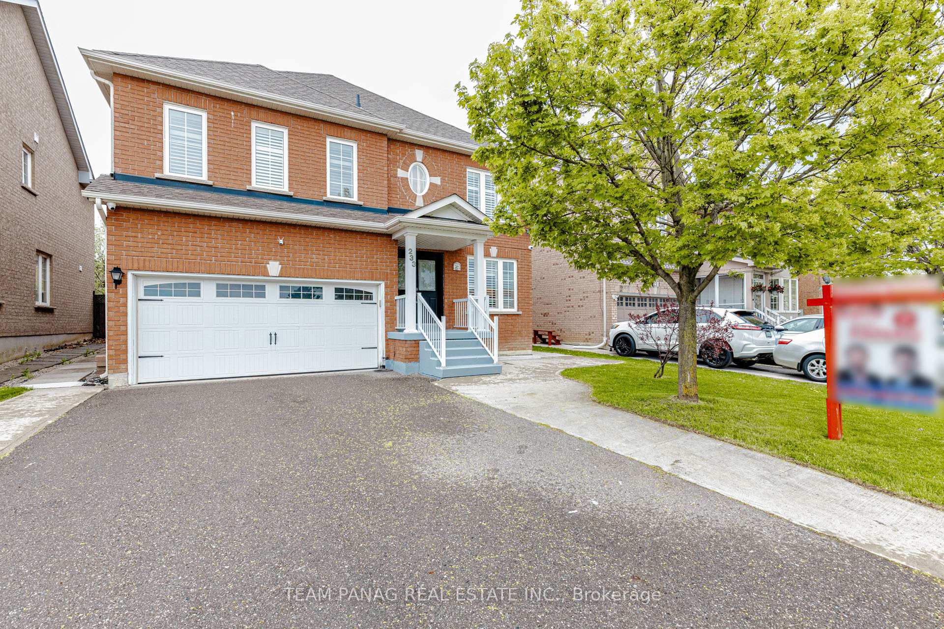Photo 2 of 233 Queen Mary Drive, Brampton, Fletcher's Meadow — HOMEH