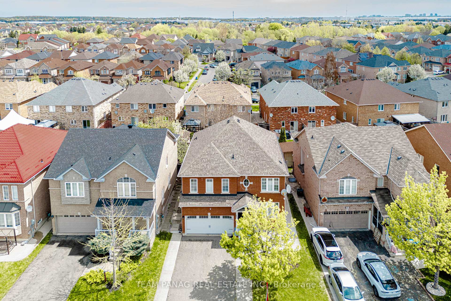 Photo 3 of 233 Queen Mary Drive, Brampton, Fletcher's Meadow — HOMEH