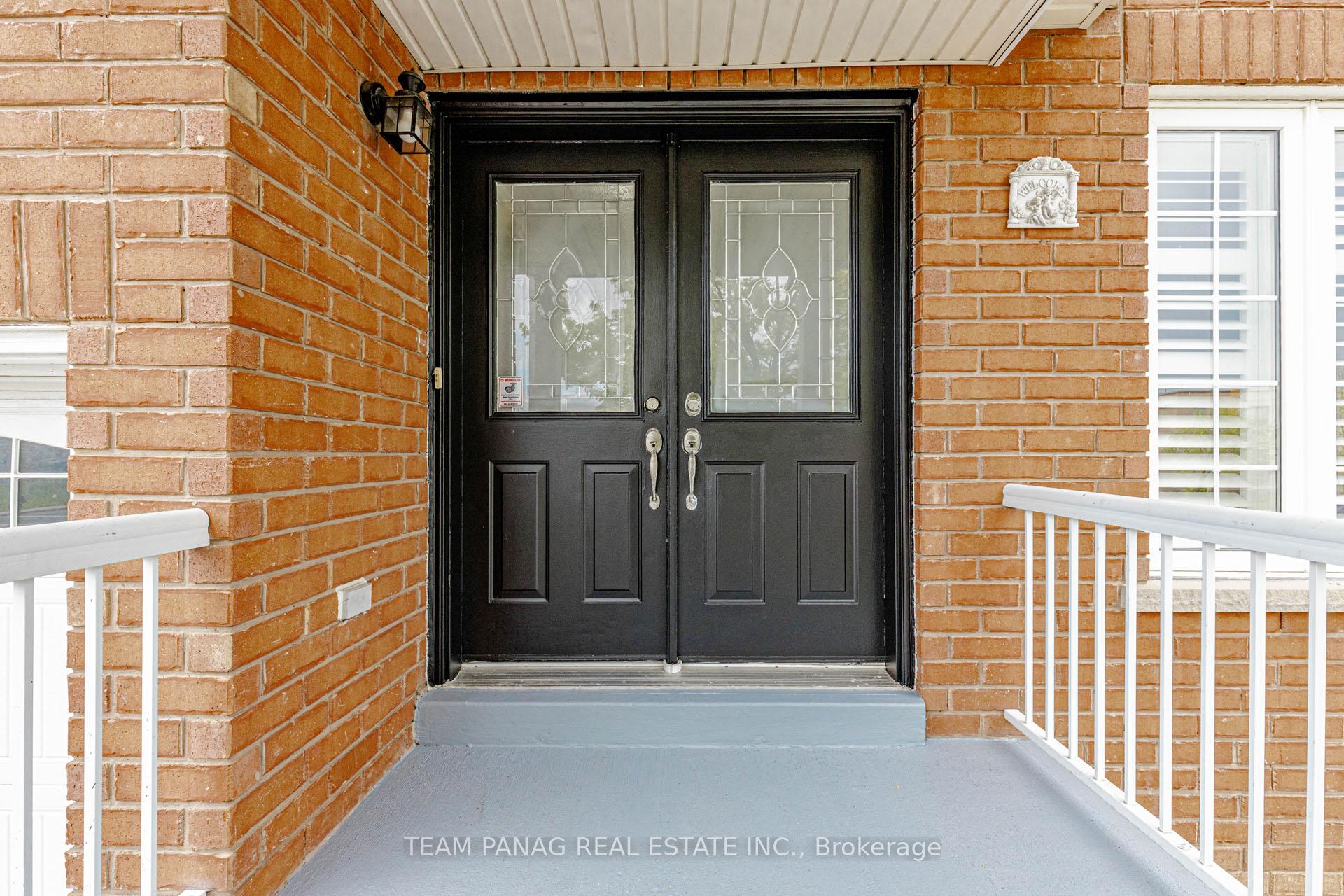 Photo 4 of 233 Queen Mary Drive, Brampton, Fletcher's Meadow — HOMEH