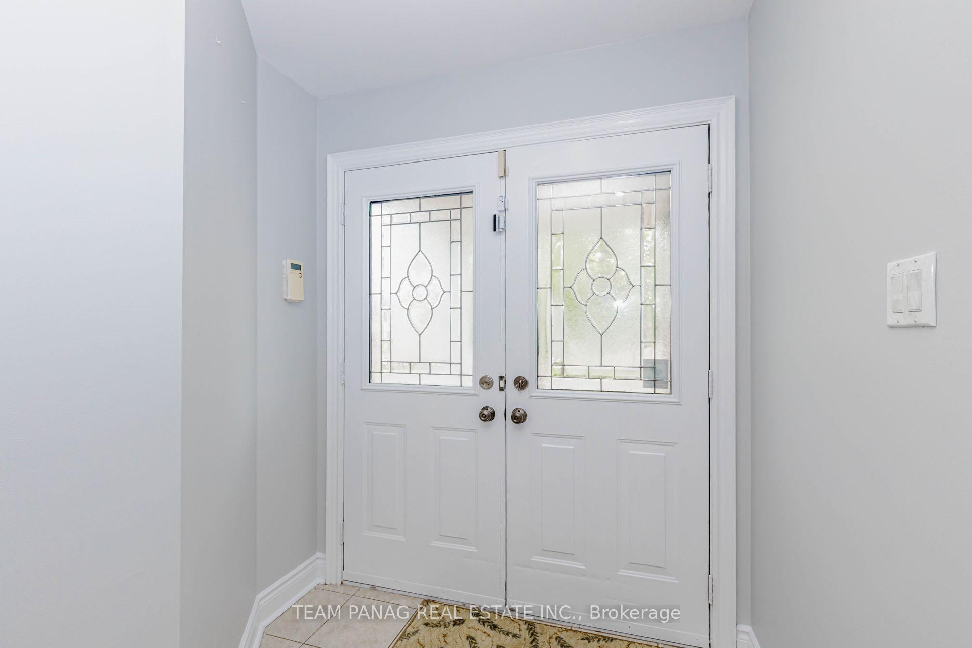 Photo 5 of 233 Queen Mary Drive, Brampton, Fletcher's Meadow — HOMEH