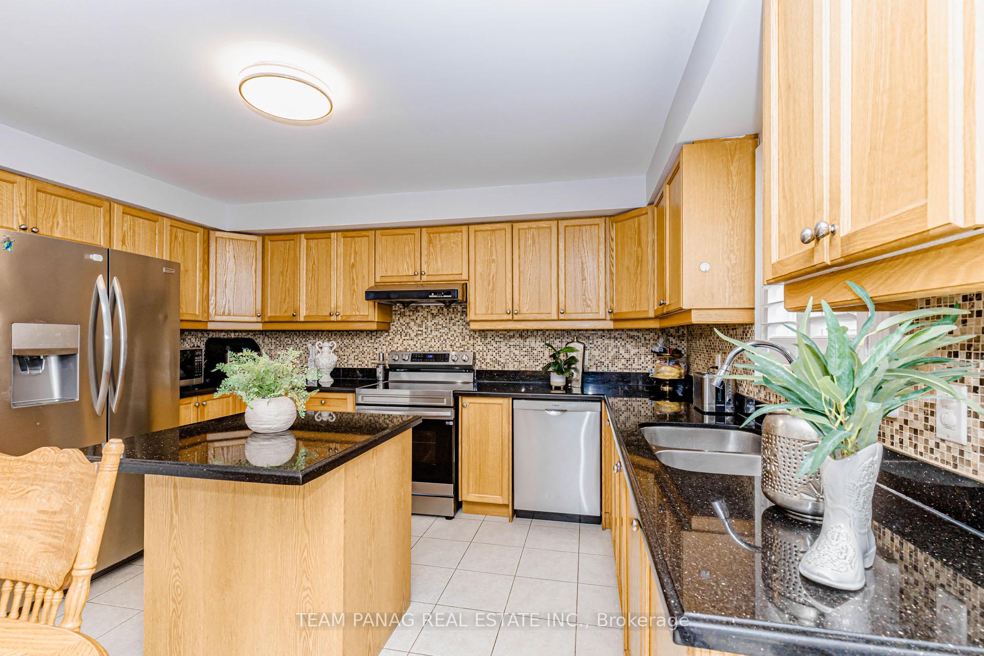 Photo 13 of 233 Queen Mary Drive, Brampton, Fletcher's Meadow — HOMEH