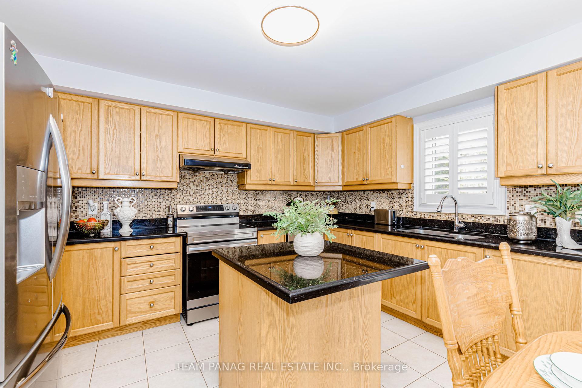 Photo 14 of 233 Queen Mary Drive, Brampton, Fletcher's Meadow — HOMEH