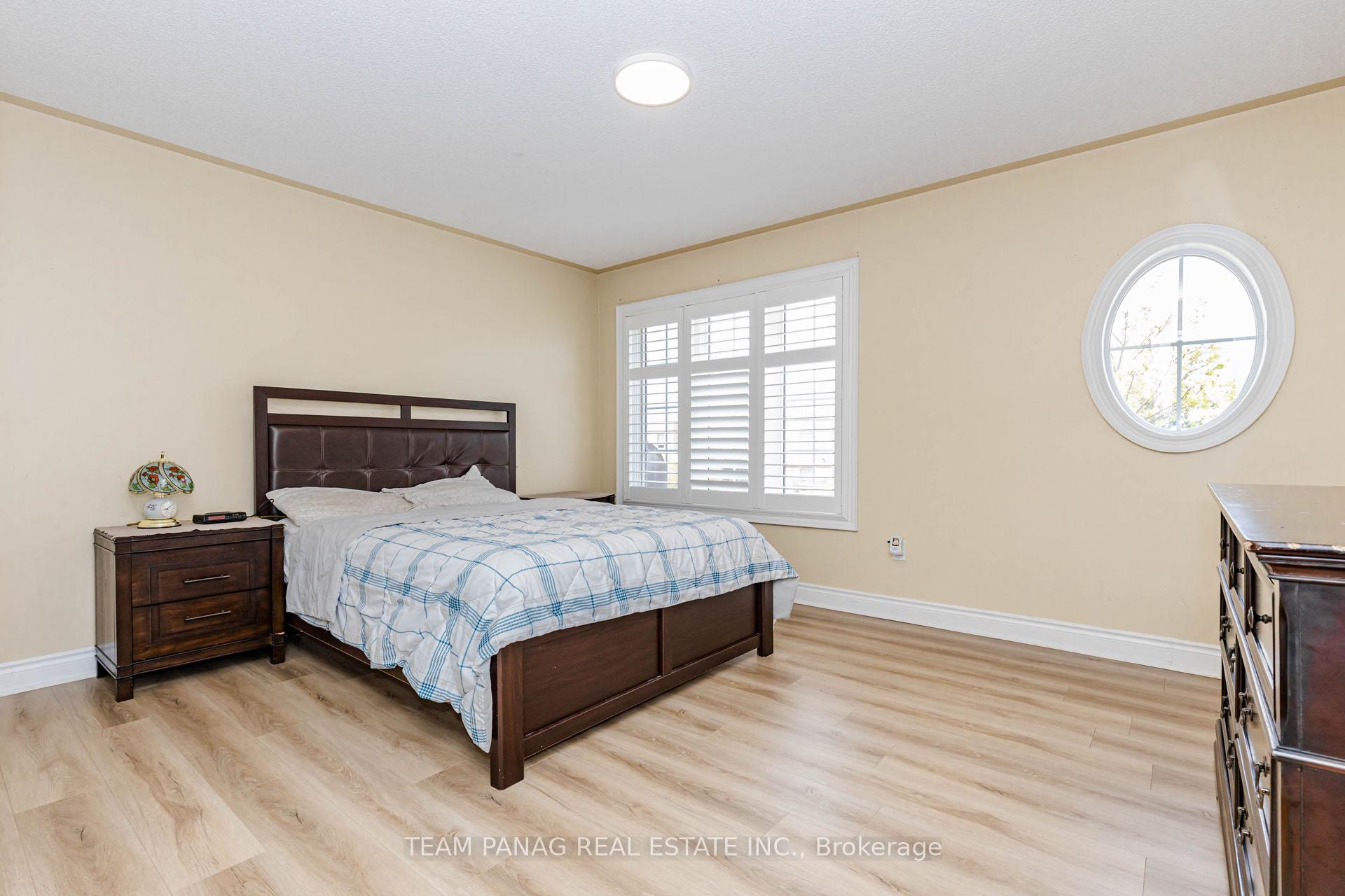Photo 27 of 233 Queen Mary Drive, Brampton, Fletcher's Meadow — HOMEH
