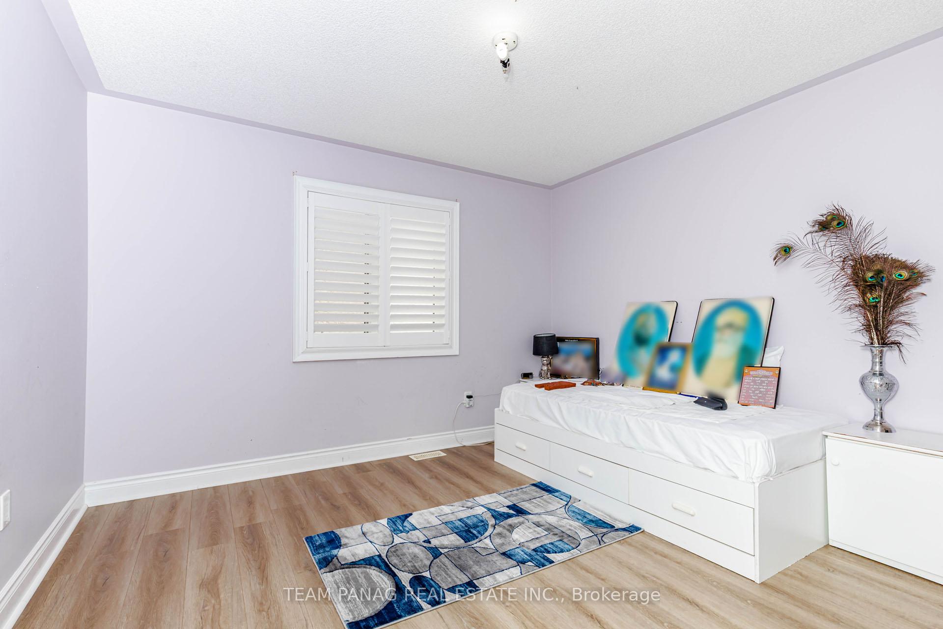 Photo 35 of 233 Queen Mary Drive, Brampton, Fletcher's Meadow — HOMEH