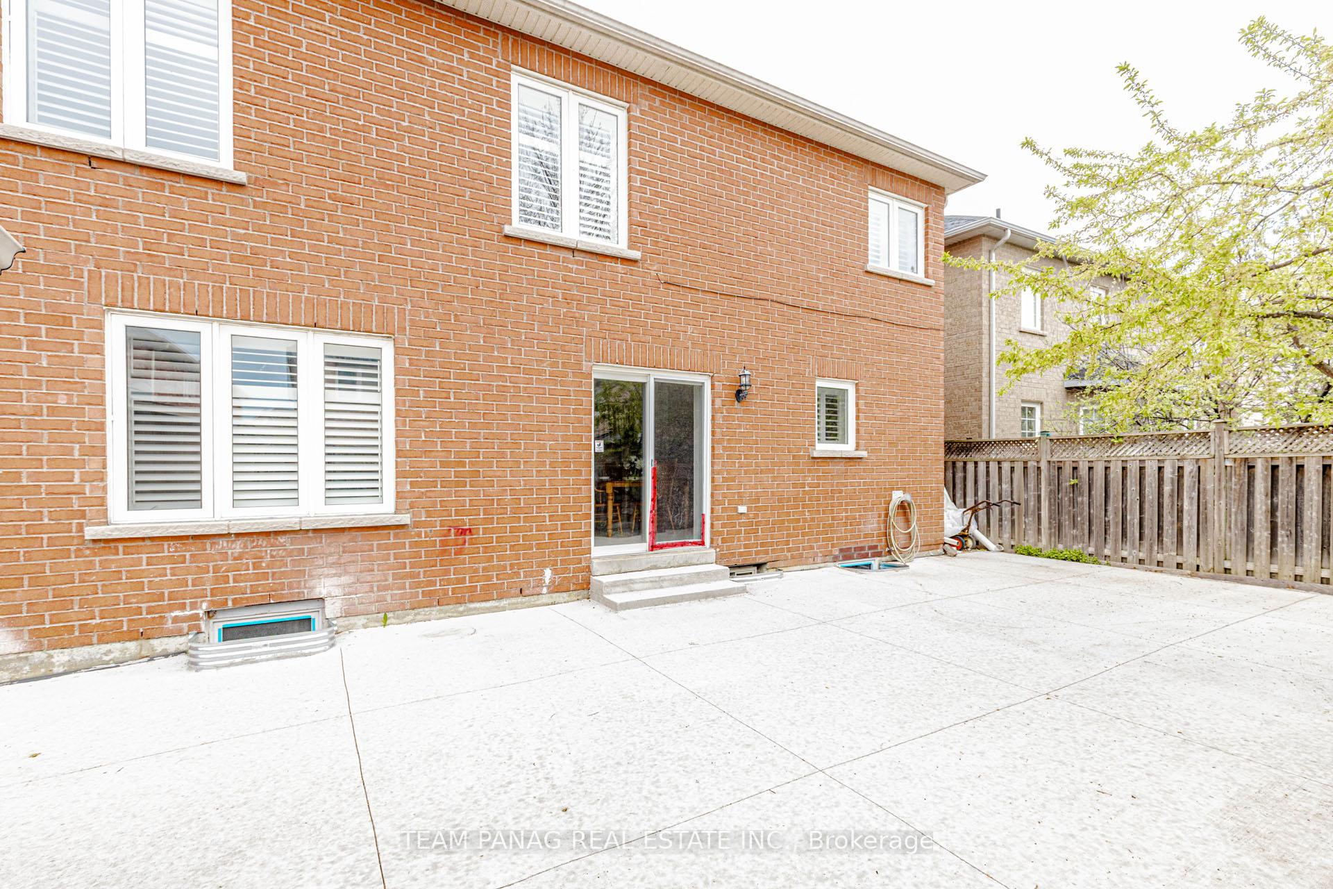 Photo 47 of 233 Queen Mary Drive, Brampton, Fletcher's Meadow — HOMEH