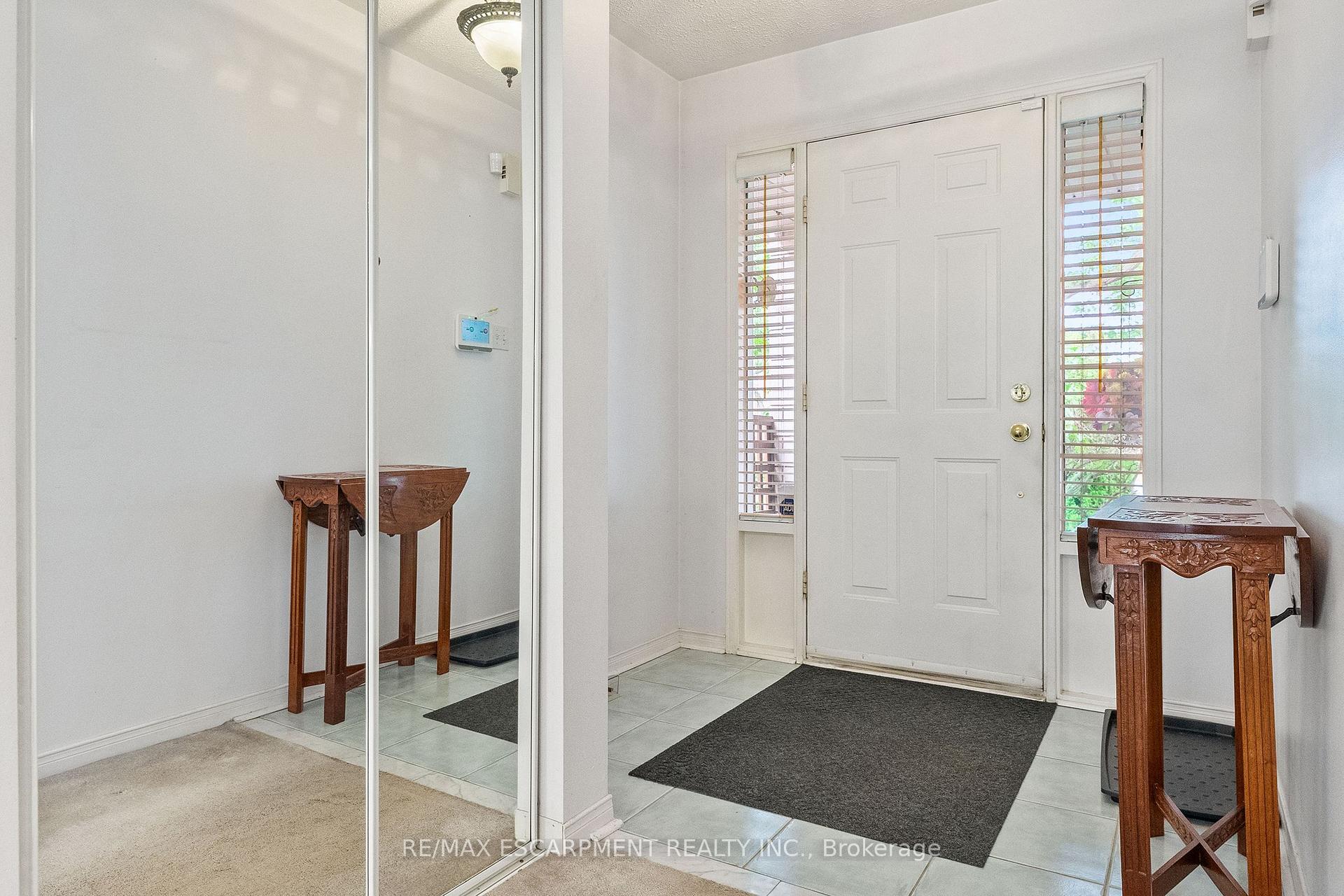 Photo 4 of 16 Whiteface Crescent, Brampton, Fletcher's Meadow — HOMEH