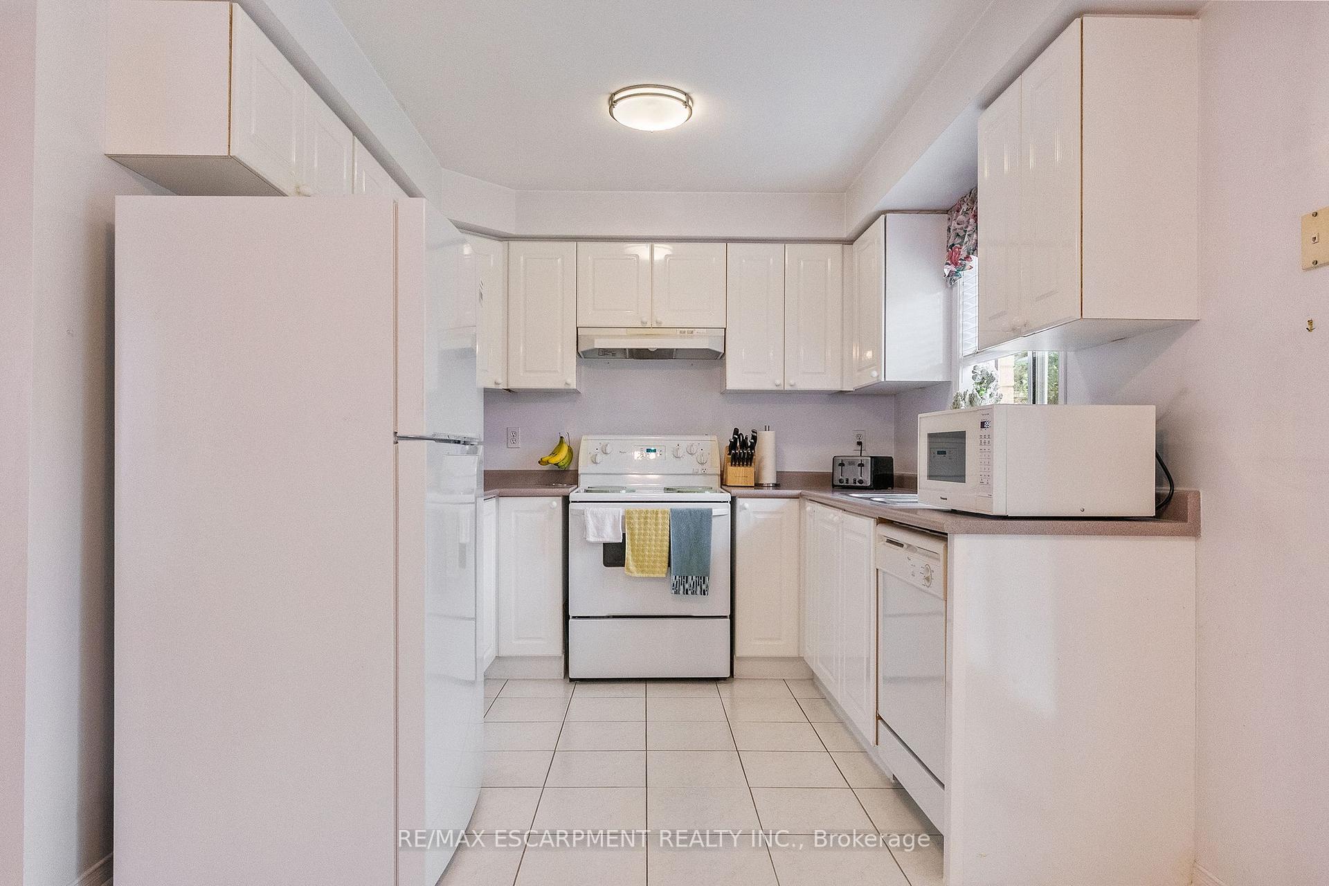 Photo 11 of 16 Whiteface Crescent, Brampton, Fletcher's Meadow — HOMEH