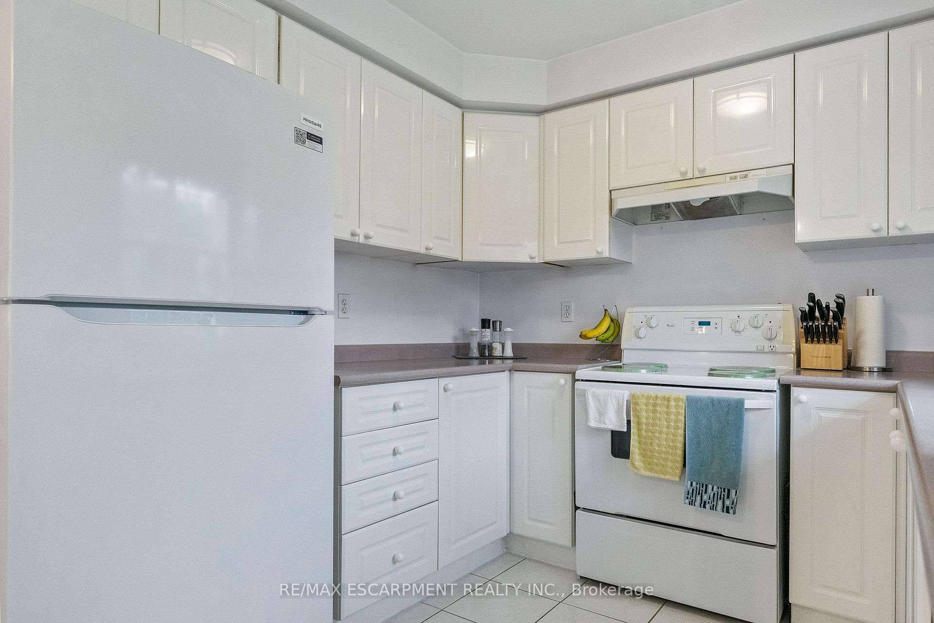 Photo 12 of 16 Whiteface Crescent, Brampton, Fletcher's Meadow — HOMEH