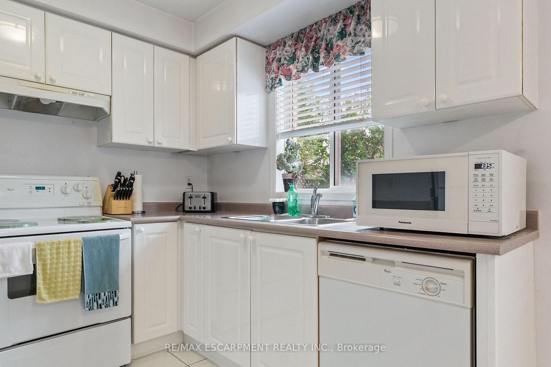 Photo 13 of 16 Whiteface Crescent, Brampton, Fletcher's Meadow — HOMEH