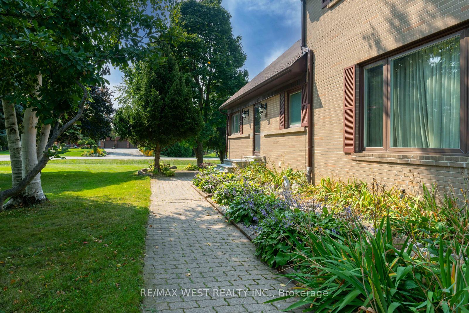 Photo 4 of 45 Marysfield Drive, Brampton, Toronto Gore Rural Estate — HOMEH
