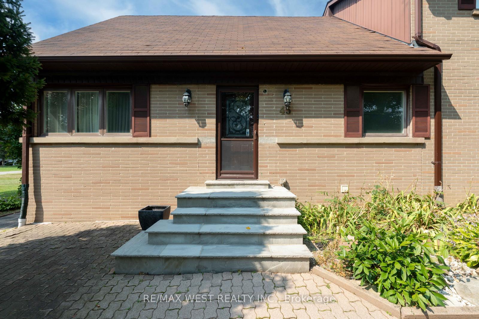 Photo 5 of 45 Marysfield Drive, Brampton, Toronto Gore Rural Estate — HOMEH
