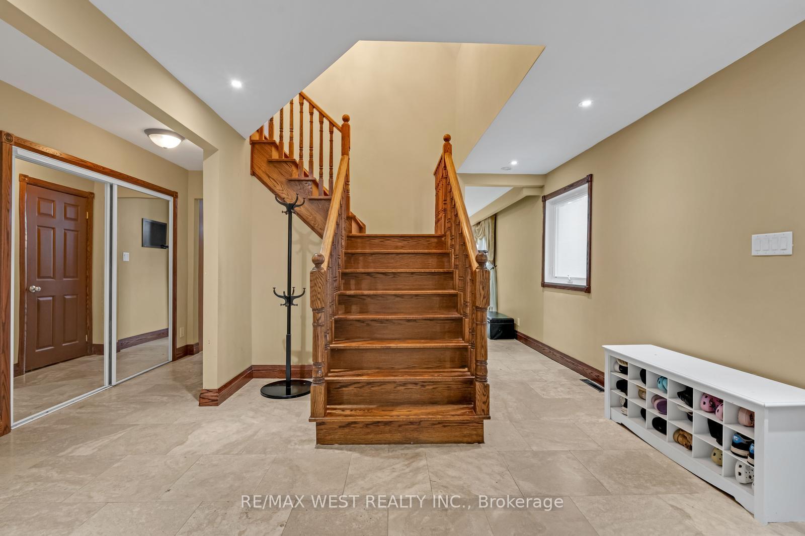 Photo 9 of 45 Marysfield Drive, Brampton, Toronto Gore Rural Estate — HOMEH