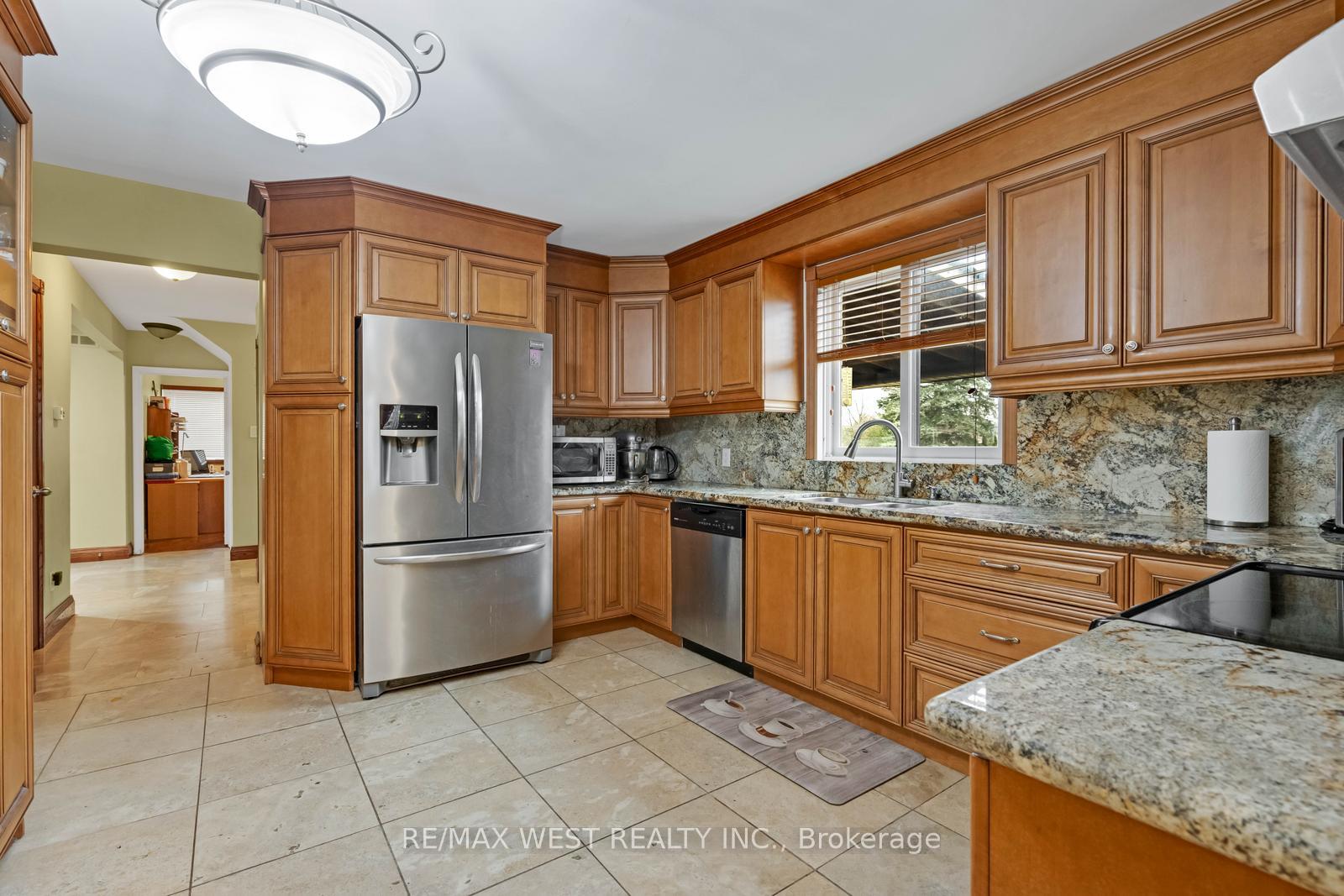 Photo 12 of 45 Marysfield Drive, Brampton, Toronto Gore Rural Estate — HOMEH