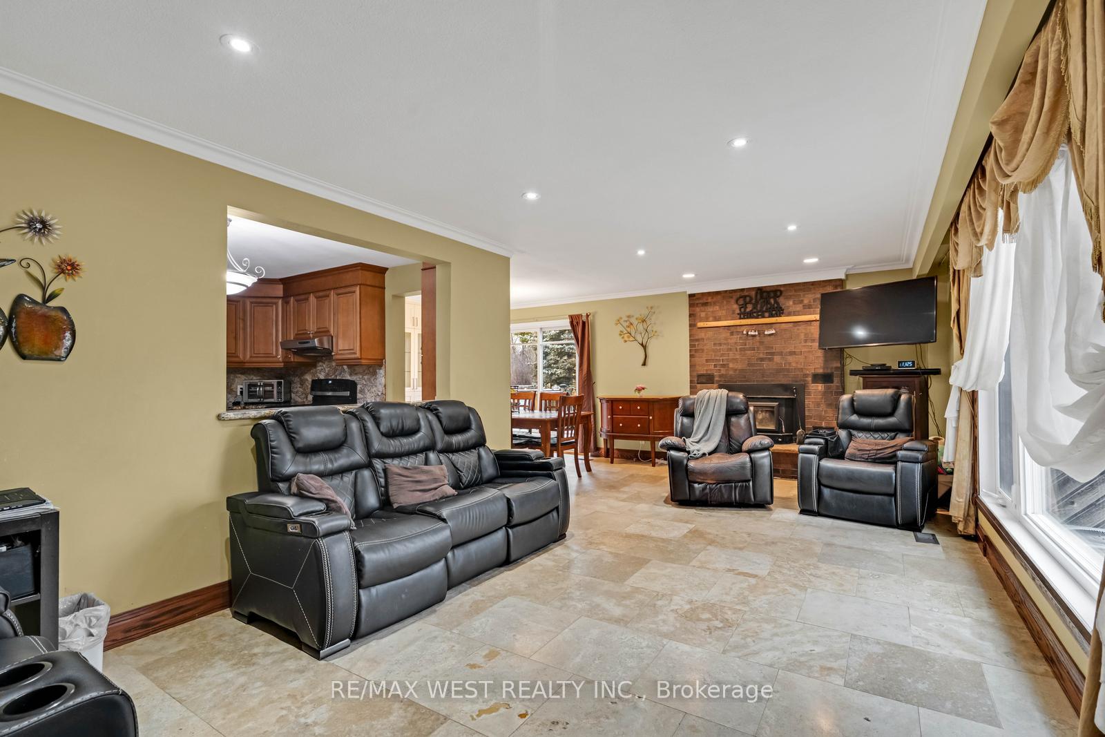 Photo 16 of 45 Marysfield Drive, Brampton, Toronto Gore Rural Estate — HOMEH