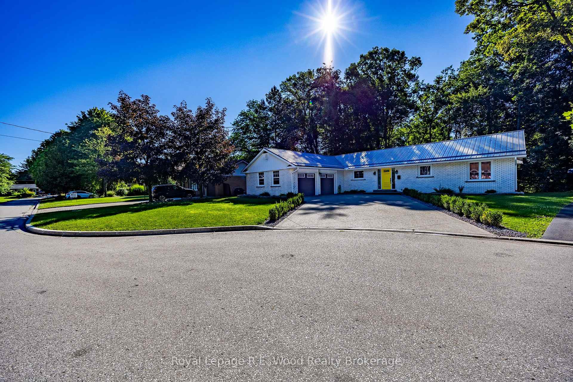 Photo 2 of 6 Highland Drive, Tillsonburg — HOMEH